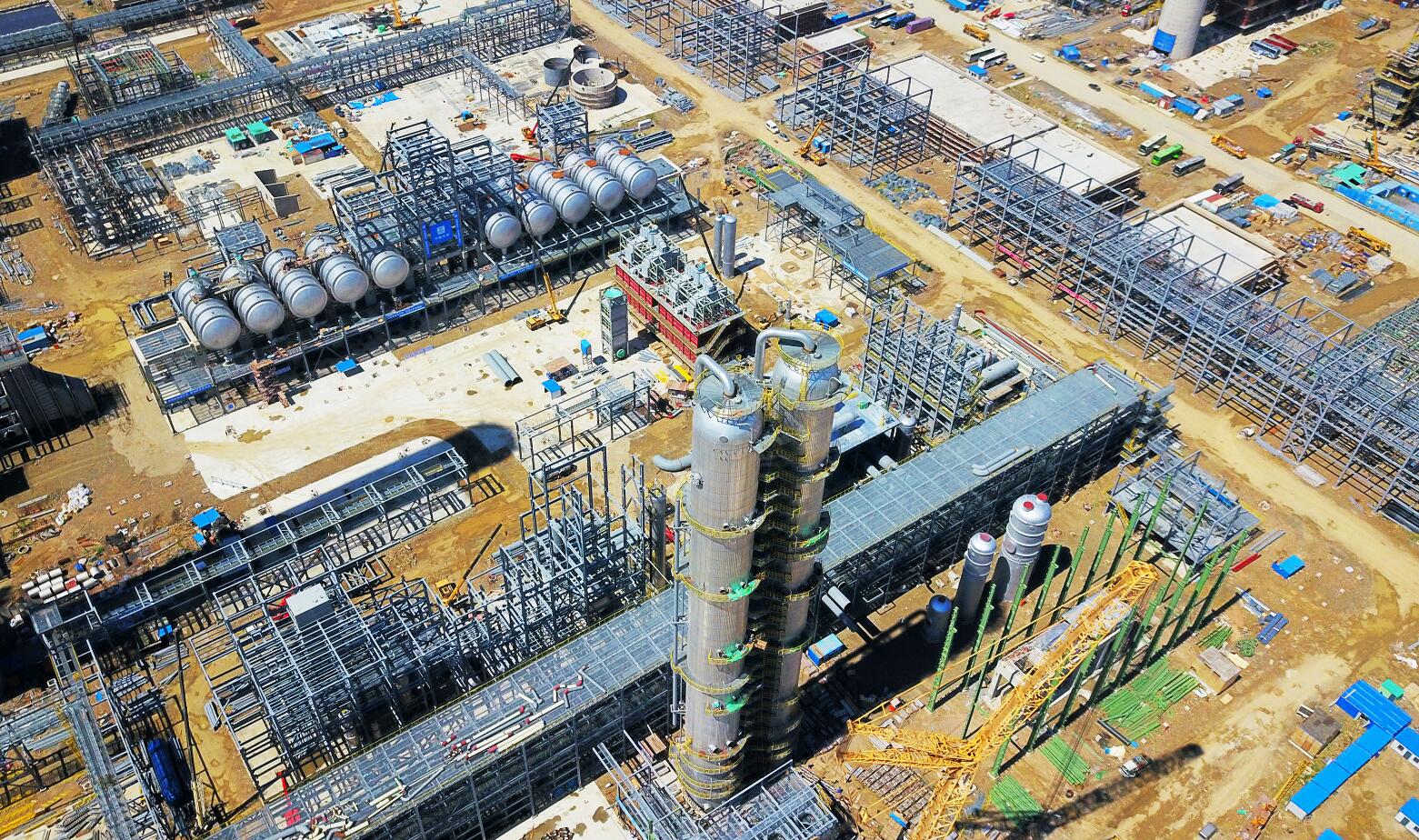 8月10日,建证40年中国建筑奇迹之旅大型主题传播行动第13站来到中建安装大连恒力石化项目,石化行业专家、媒体、项目经理代表、员工代表等200余人走进全球最大C3/IC4混合脱氢装置施工现场,见证目前世界上最大的混合脱氢装置642吨压缩机组成功吊装就位,并观摩体验了项目在高效运行、标化管理、绿色石化等方面的实践。 建证40年中国建筑奇迹之旅走进中建安装大连恒力石化项目 作为国家核准的大型民营炼化项目、辽宁省一号工程,恒力炼化2000万吨/年炼化一体化项目被列入《国务院关于近期支持东北振兴若干重