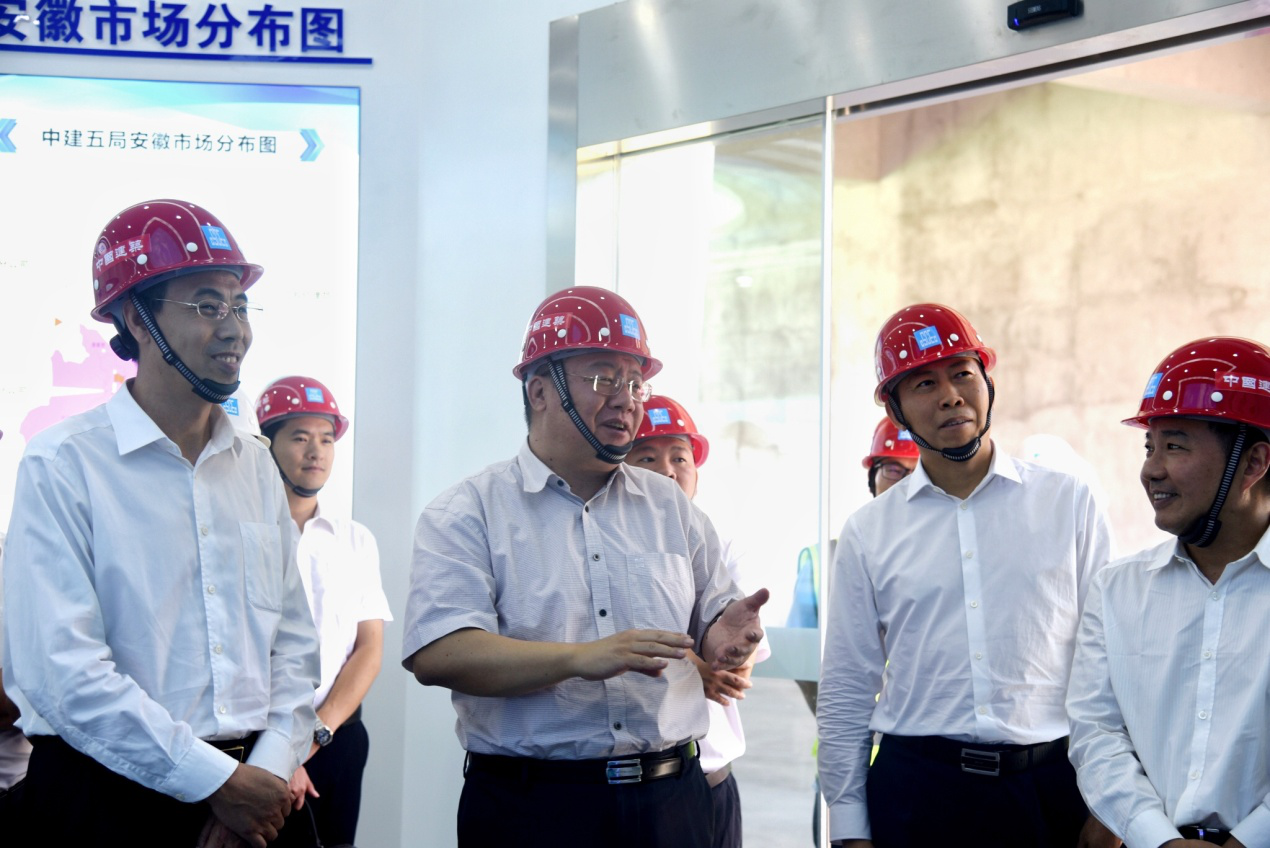 中建港航局參與建設(shè)的武漢陽邏國際港水鐵聯(lián)運(yùn)二期項(xiàng)目碼頭部分先期投入使用