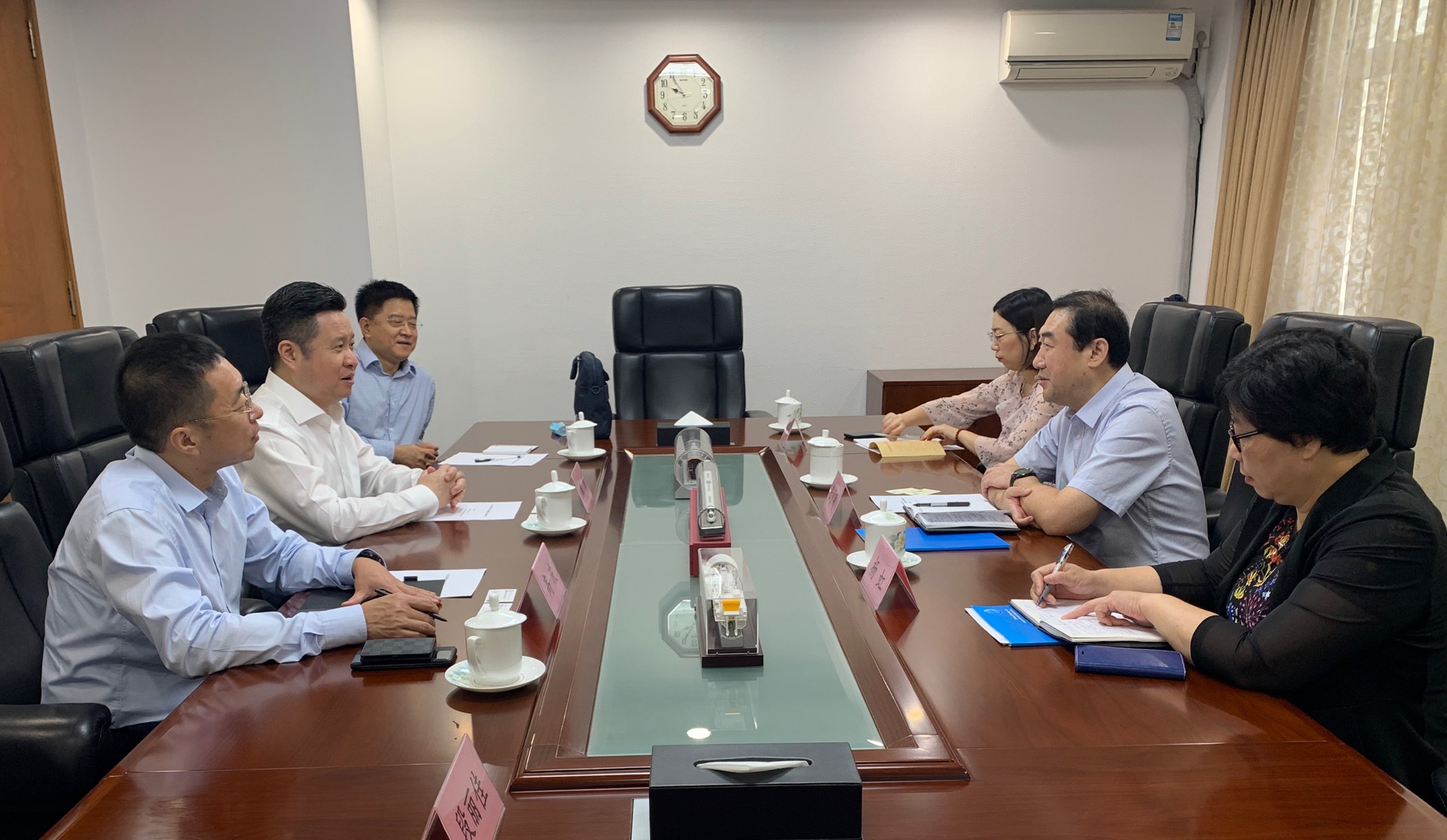 周勇会见中国国际贸易促进委员会党组成员、副会长张少刚