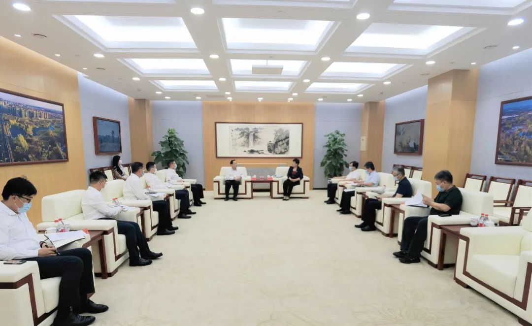 马泽平与北京经济技术开发区工委书记杨秀玲谈判