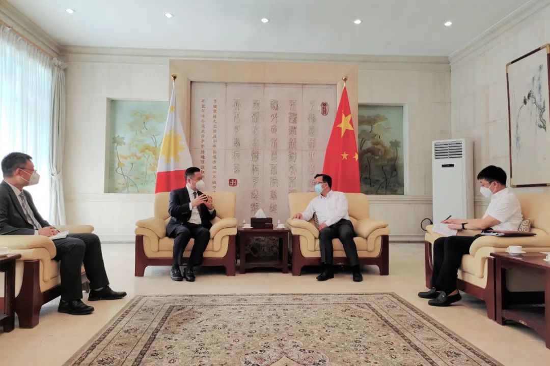 周勇拜會(huì)中國駐菲律賓大使黃溪連，召開在菲機(jī)構(gòu)高質(zhì)量發(fā)展座談會(huì)并帶班檢查重點(diǎn)項(xiàng)目