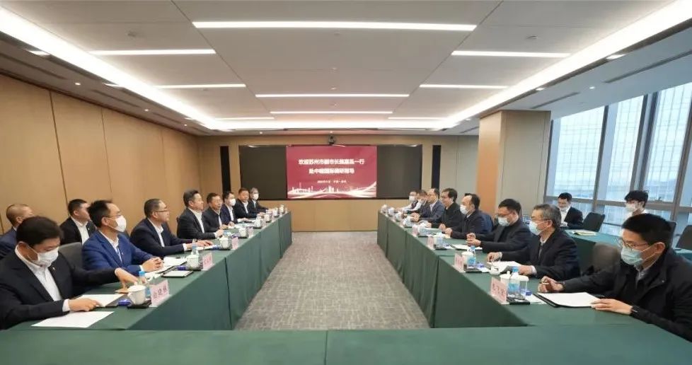 周勇会见苏州市副市长施嘉泓，到在苏子企业及重点项目宣讲党的二十大精神并开展调研