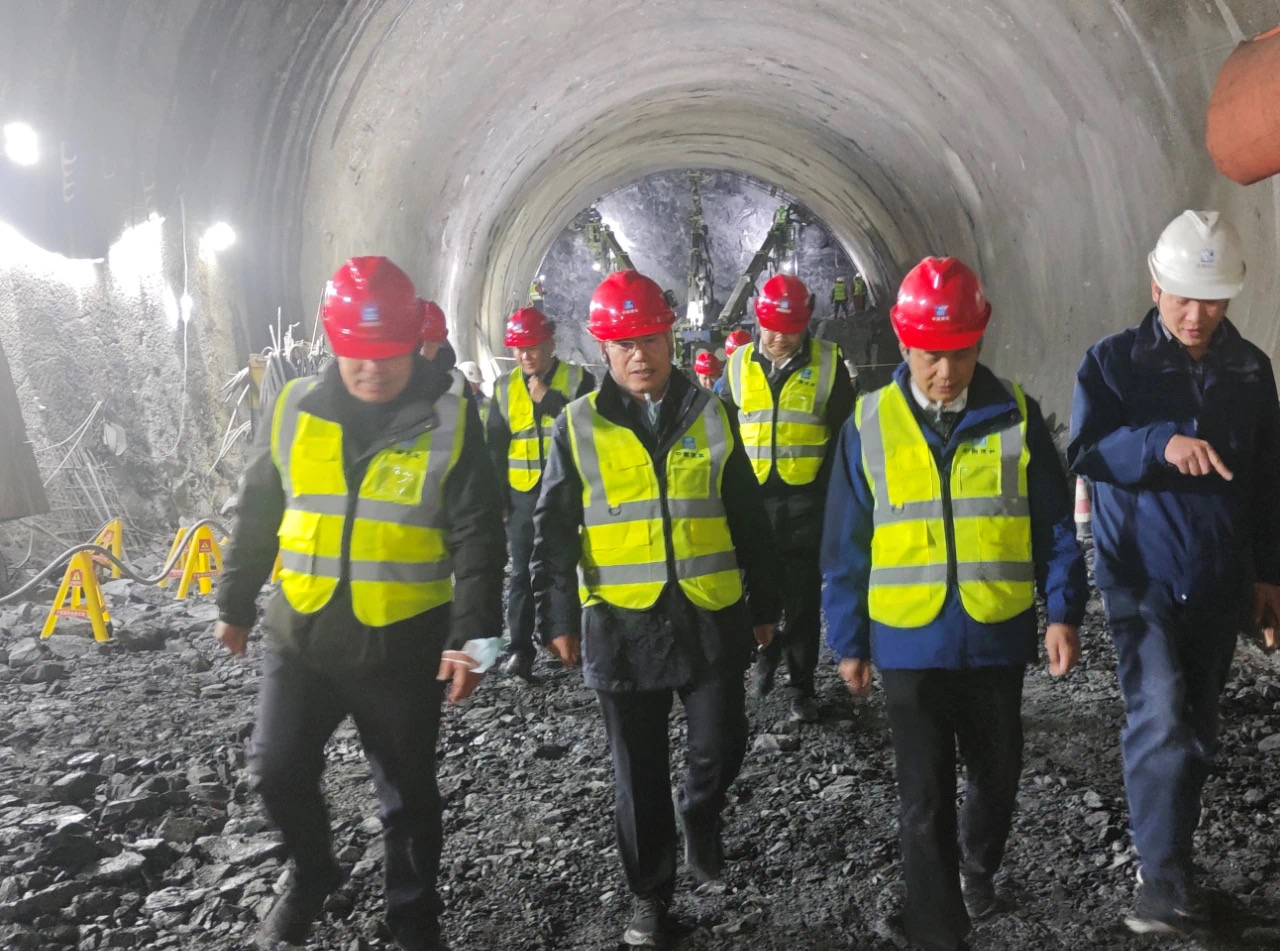 李永明赴四川省甘孜藏族自治州調(diào)研重點項目建設(shè)情況