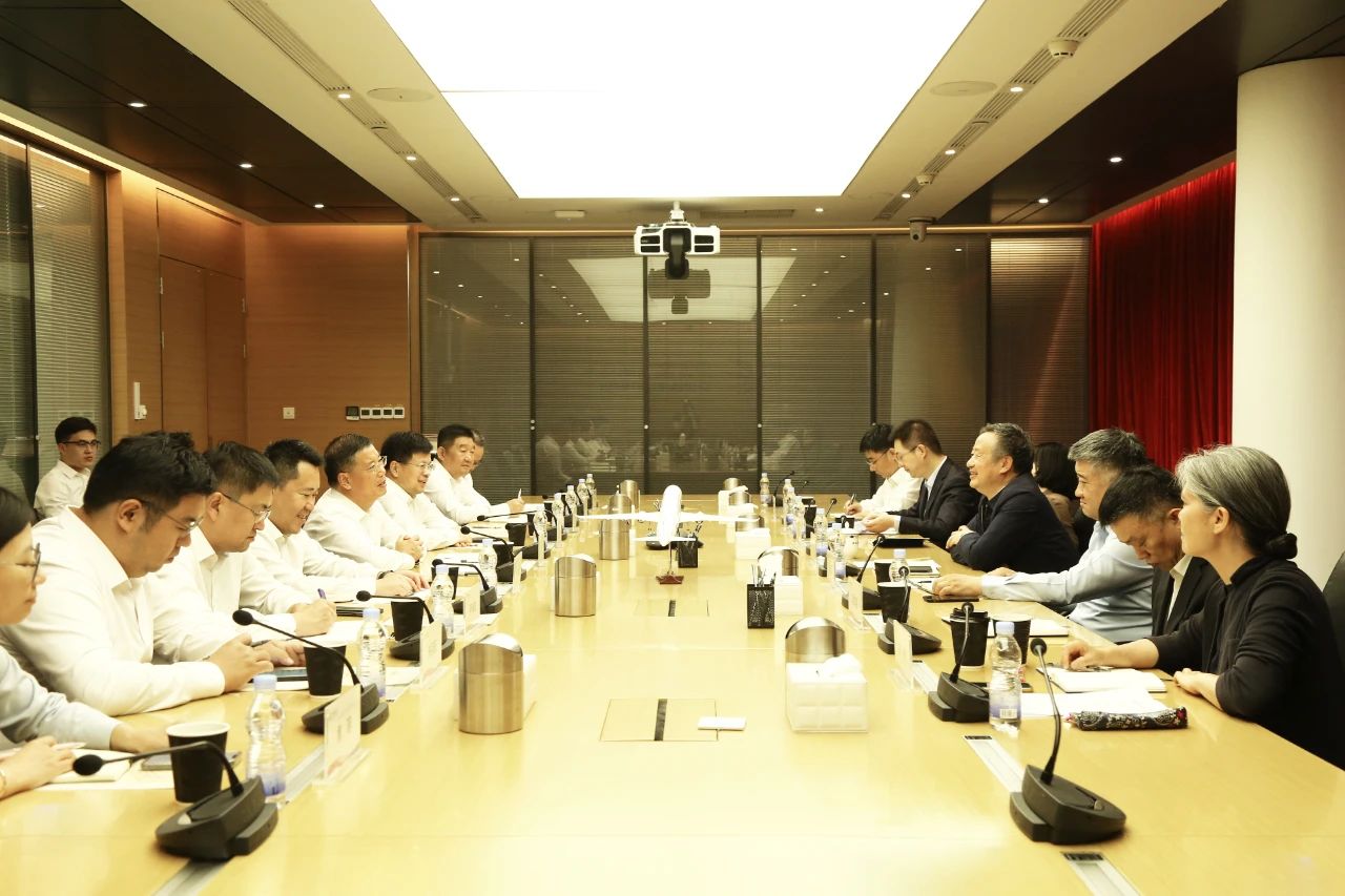 李永明与东航集团党组成员
、总会计师周启民谈判