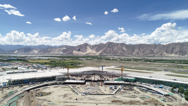 拉萨贡嘎国际机场新建T3航站楼钢结构封顶