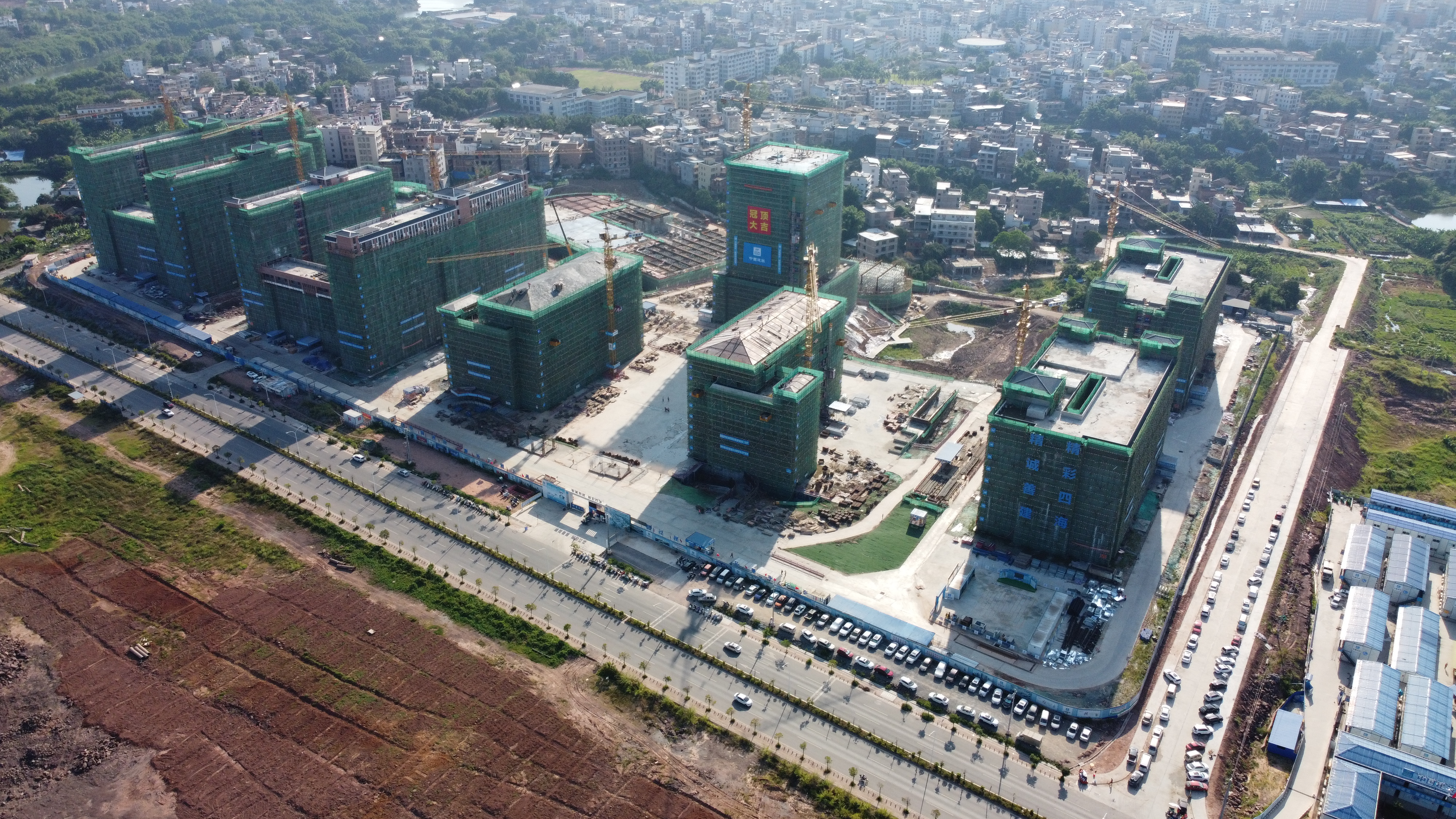 中建四局羅定職業(yè)技術(shù)學(xué)院西校區(qū)建設(shè)項(xiàng)目主體結(jié)構(gòu)全面封頂