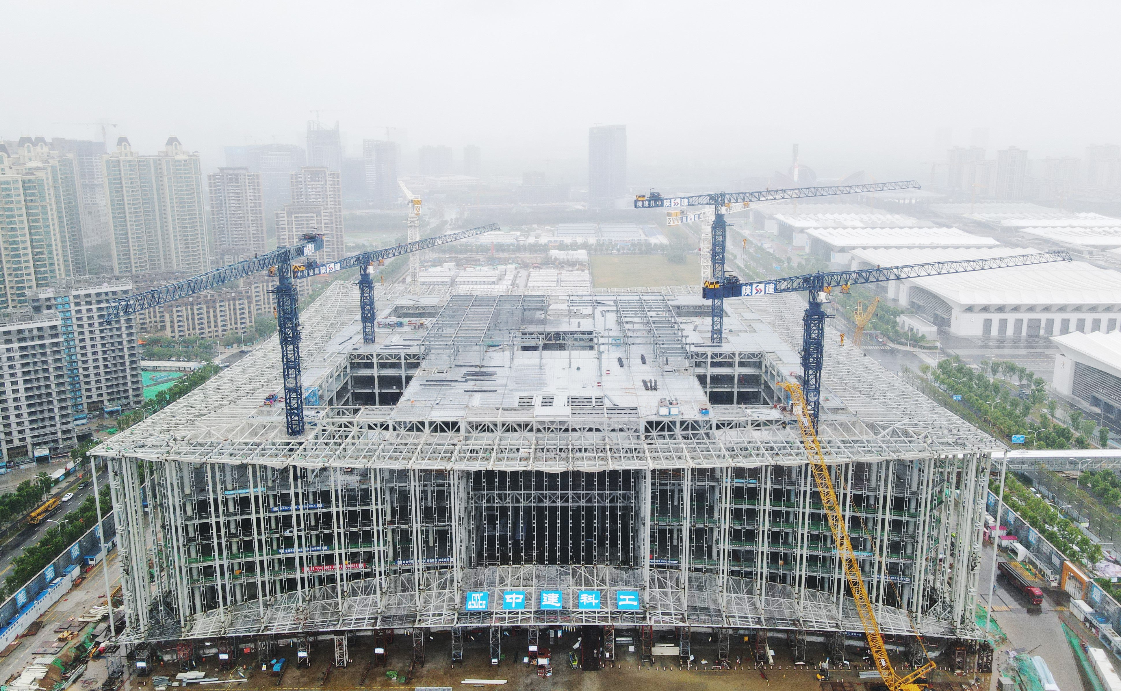 中建科工西安世界会展中心二期饱览馆项目主体钢结构顺畅竣工