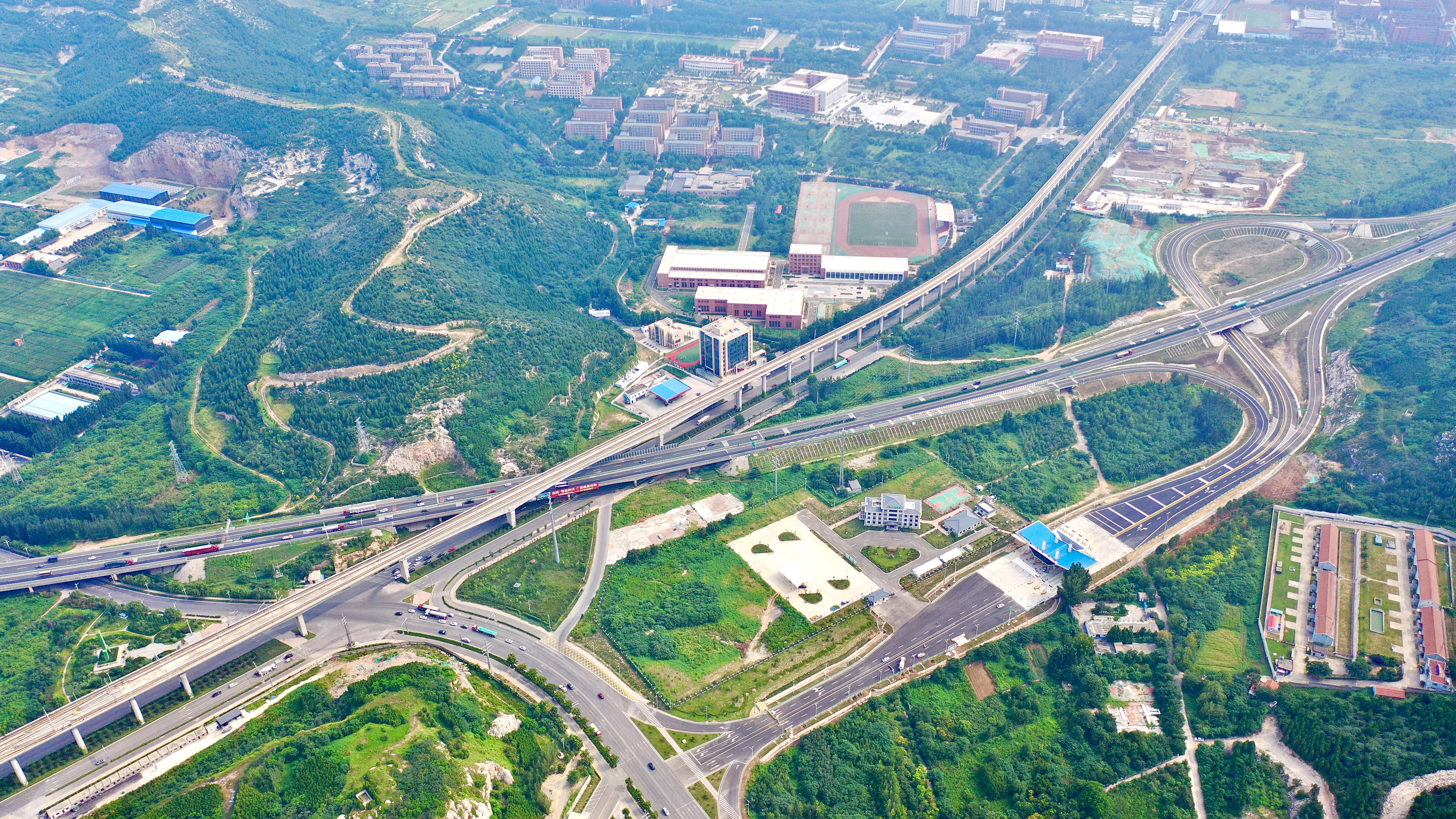 济广高速长清大学科技园互通立交项目建成通车.jpg