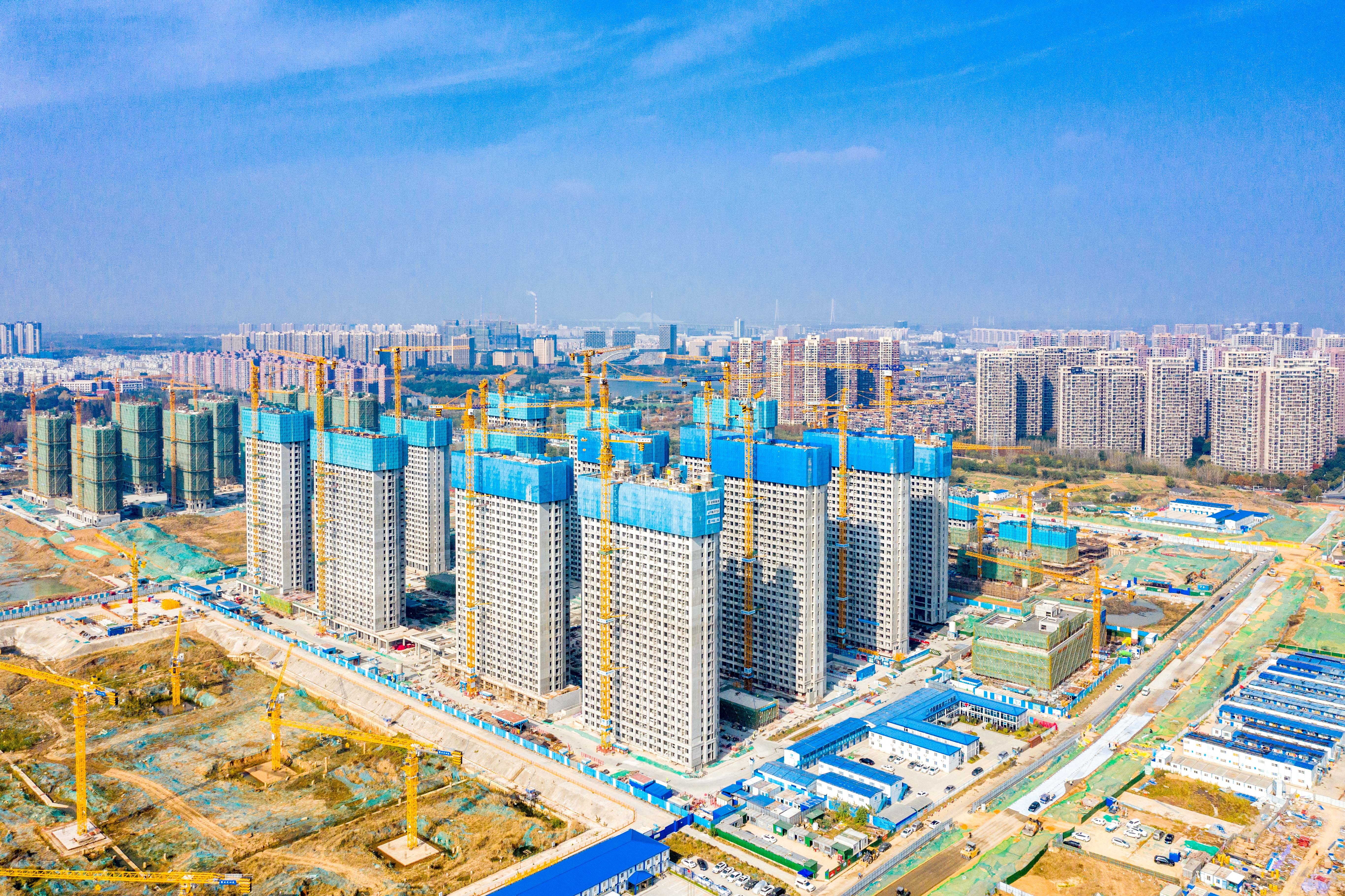 中建二局承建的南京綠洲保障房項(xiàng)目封頂