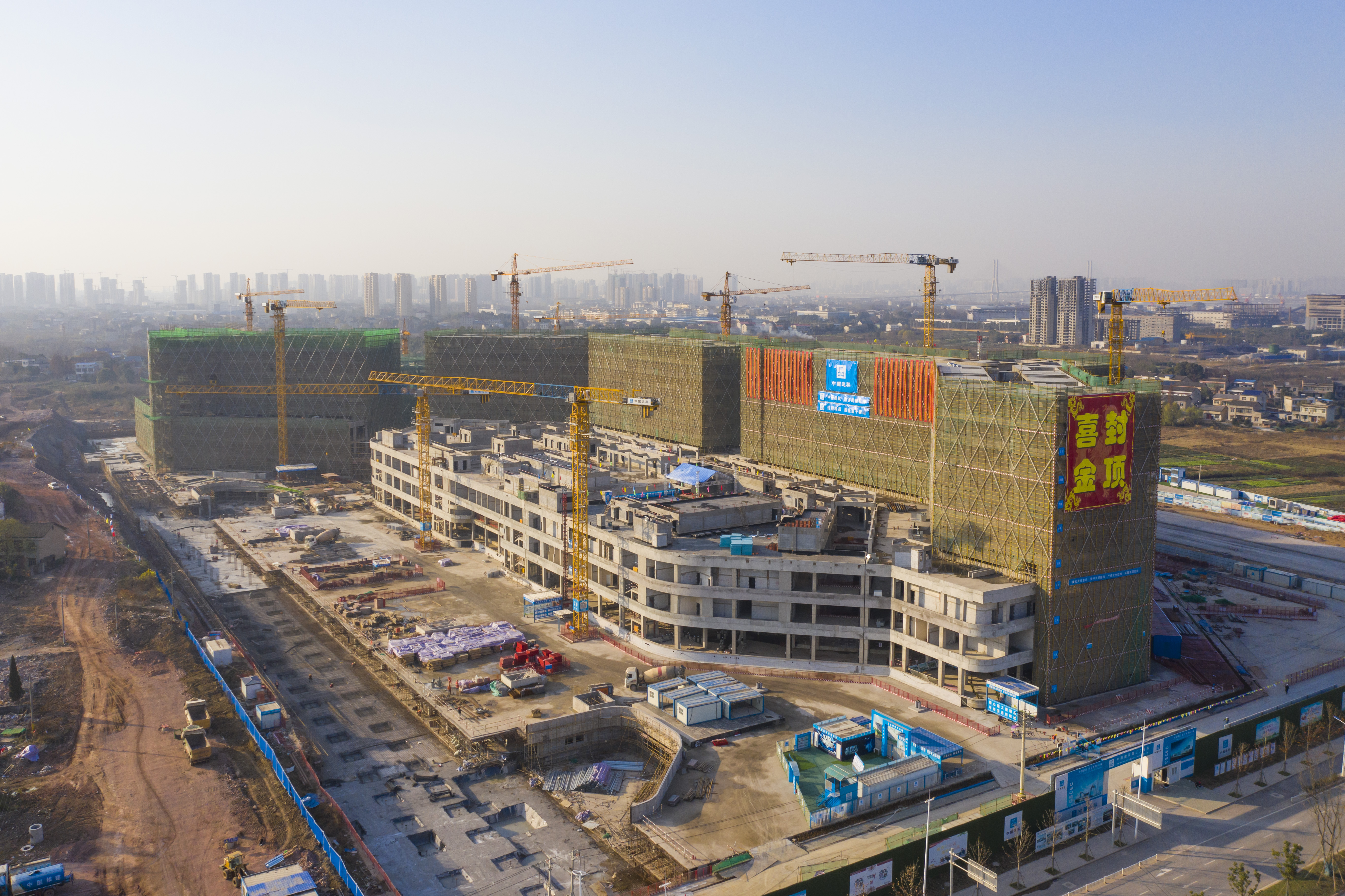 中建三局承建的鄂州市公共卫生临床中心（一期）项目主体结构全面封顶