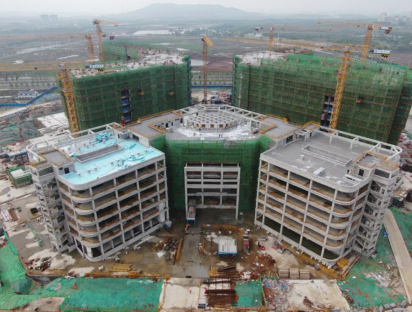 中建三局承建的武汉同济世界恢复医学中心主体结构封顶