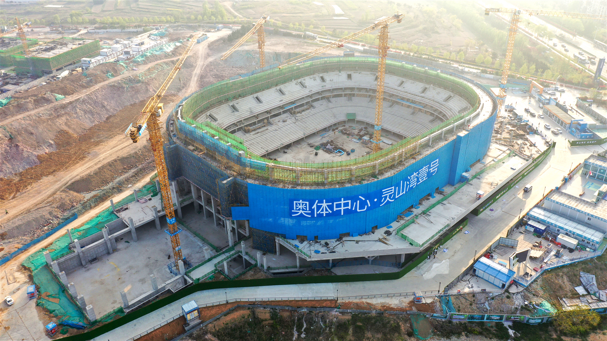 中建八局承建的青島西海岸新區(qū)奧體中心體育館主體結(jié)構(gòu)封頂