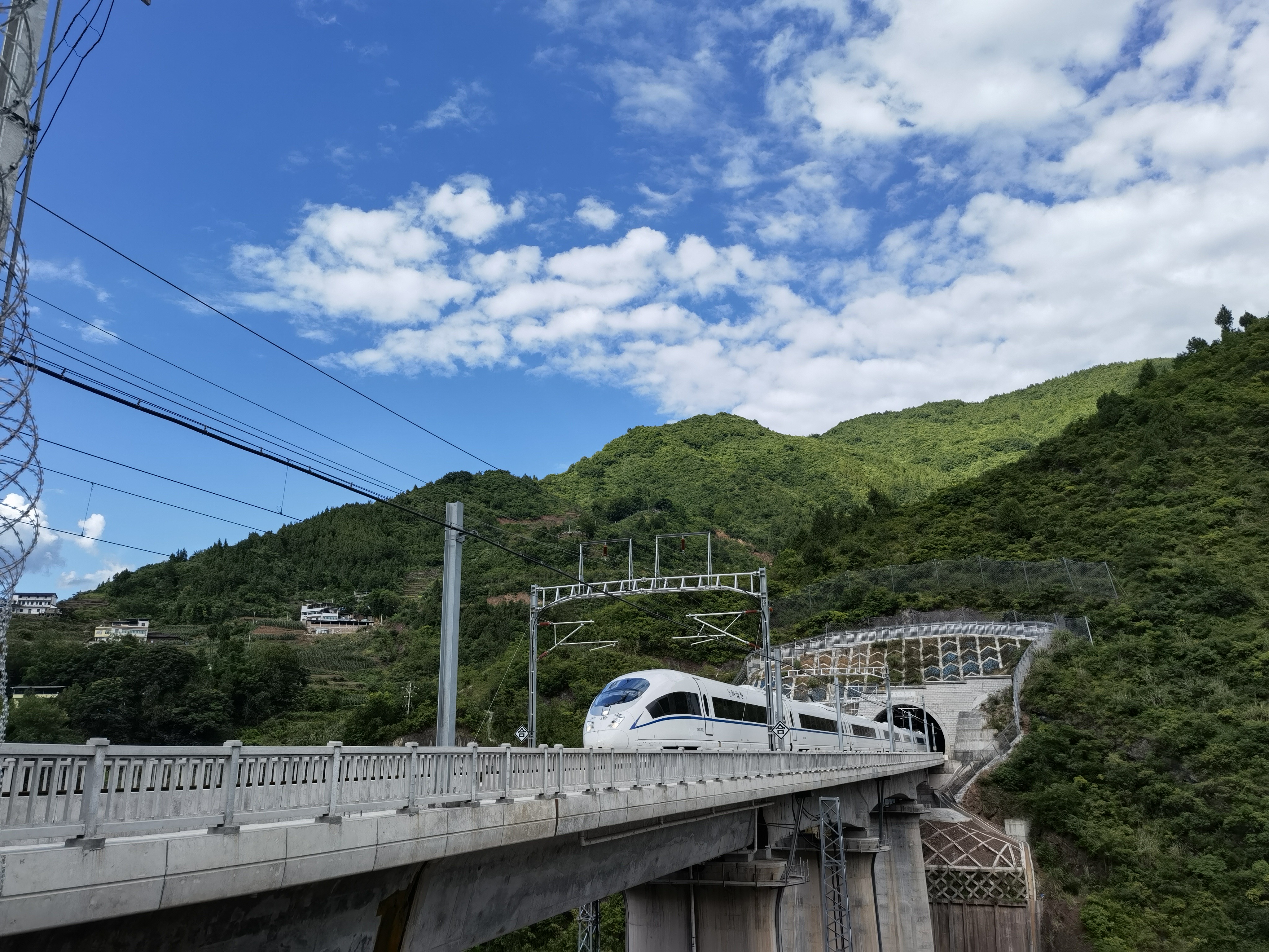 中國建筑參建的鄭渝高鐵正式開通運營