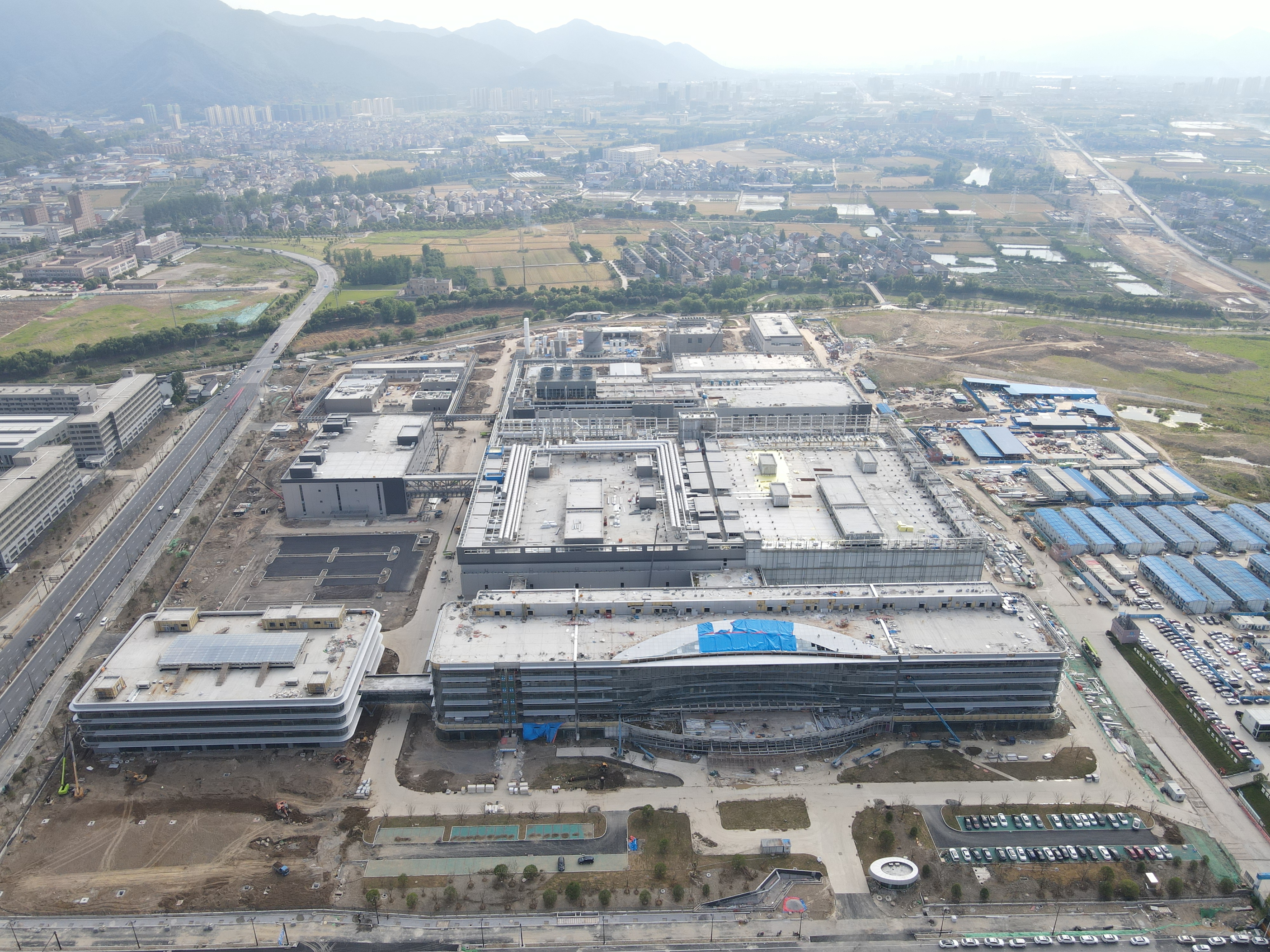 中建三局承建的國(guó)內(nèi)首個(gè)模擬芯片專用晶圓廠項(xiàng)目機(jī)電實(shí)體工程完工