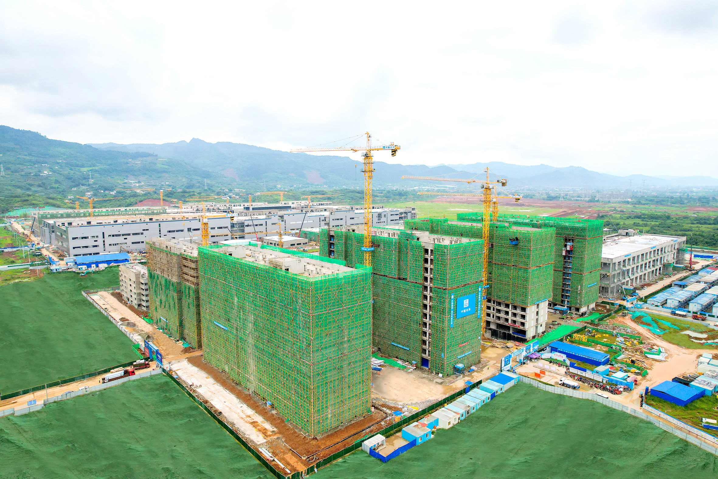 中建二局承建的中創(chuàng)新航動(dòng)力電池及儲(chǔ)能電池成都基地項(xiàng)目四標(biāo)段全面封頂