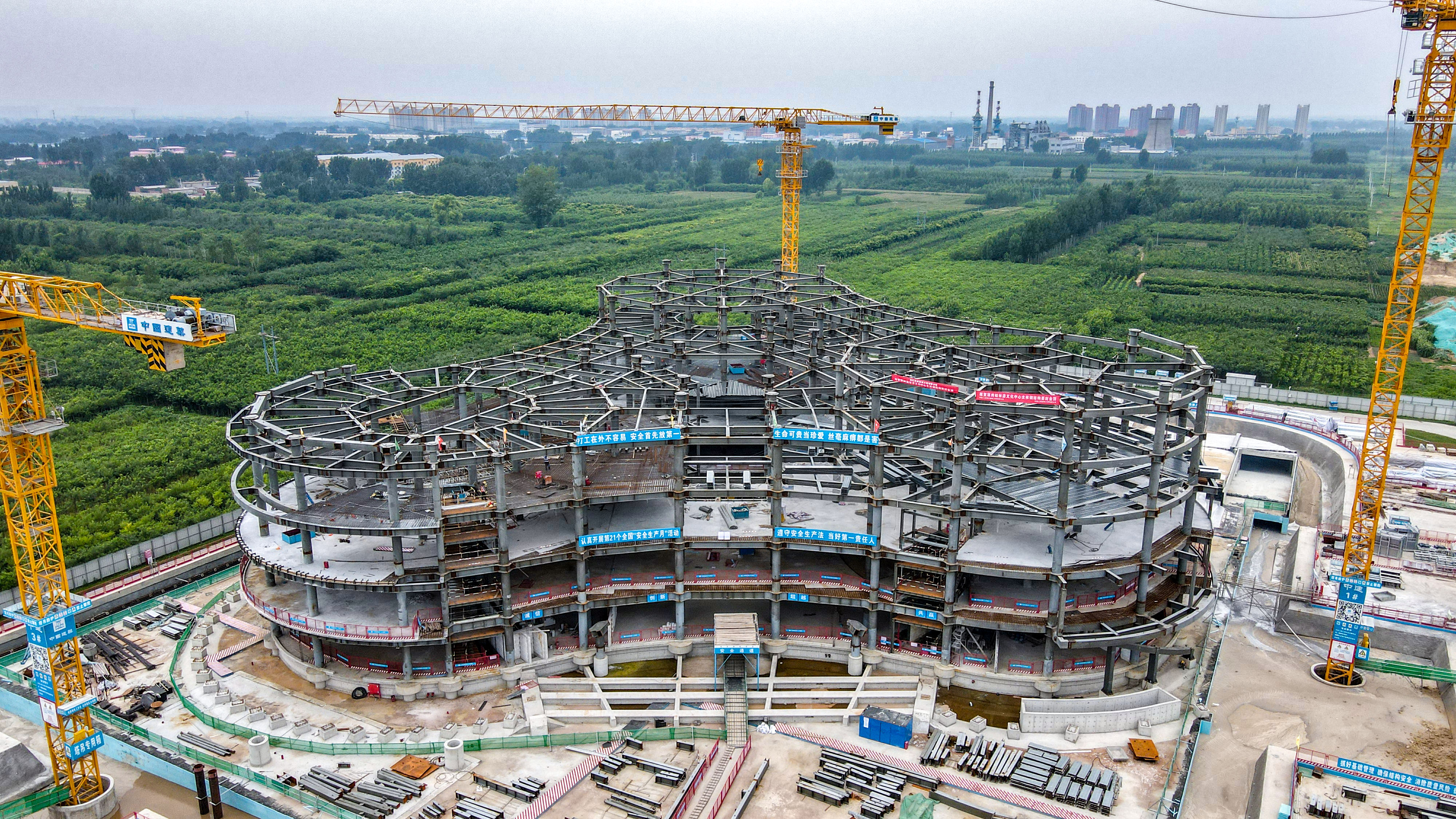 中建二局承建的河北涿州松林店經(jīng)濟開發(fā)區(qū)基礎(chǔ)設(shè)施暨云制造小鎮(zhèn)PPP項目順利封頂