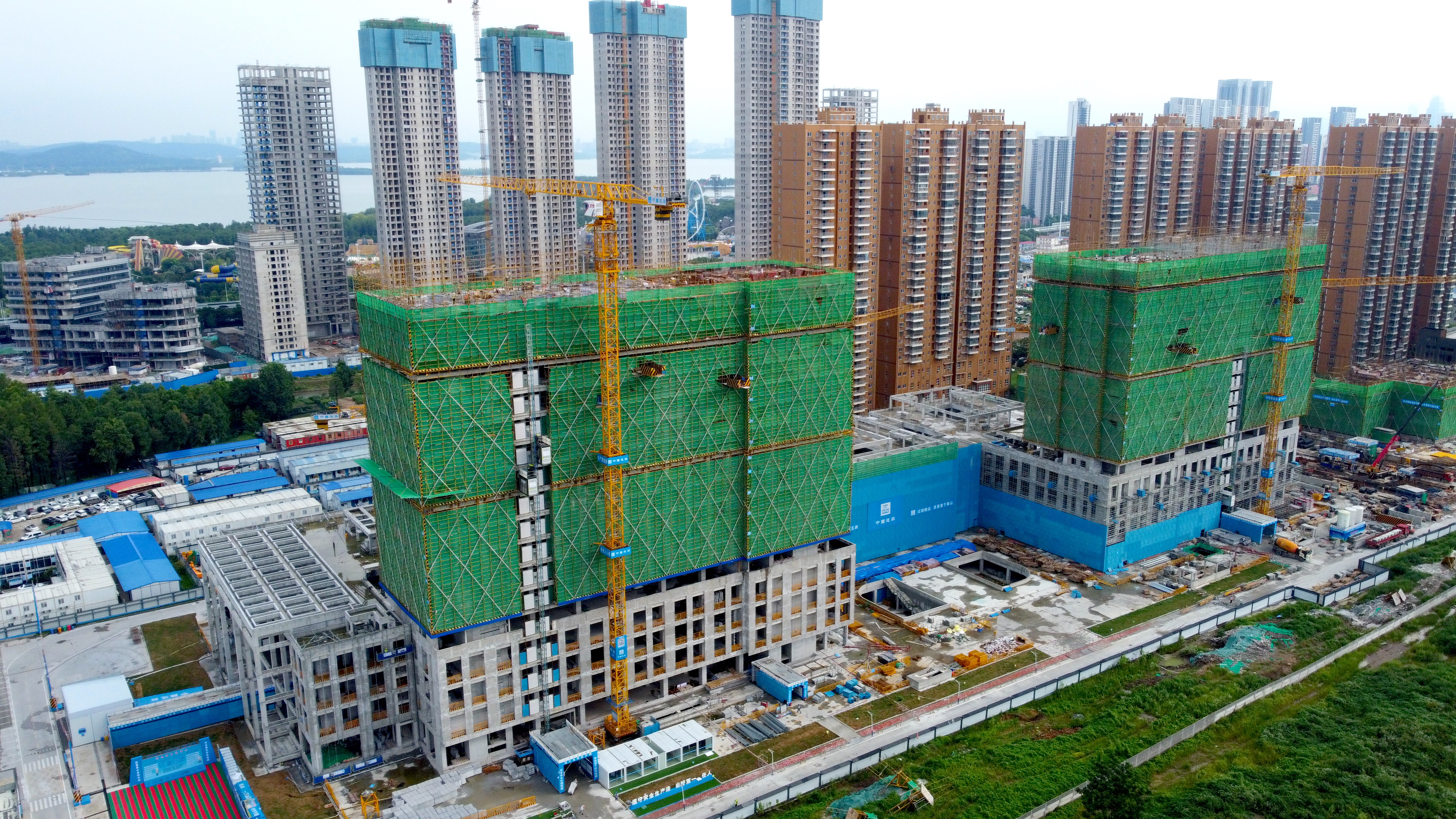 中建三局承建的武汉市中心医院杨春湖院区项目主体结构封顶