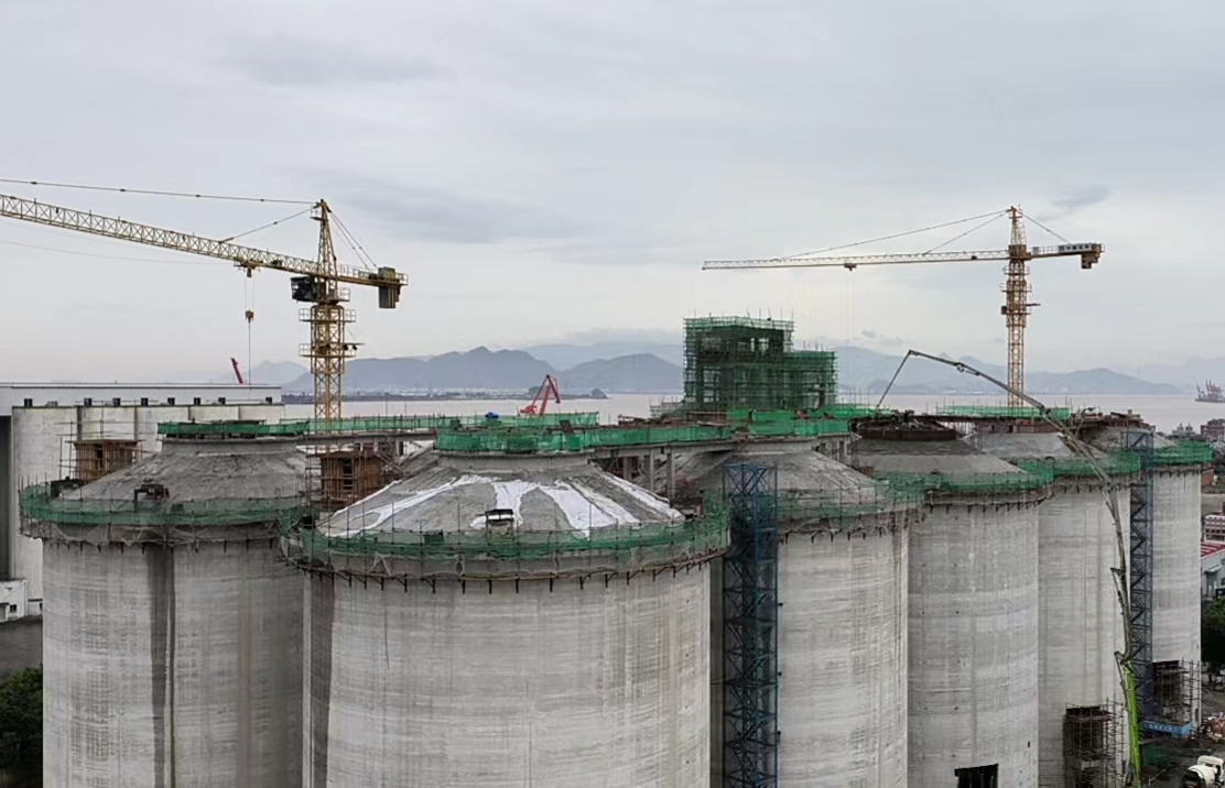 中建三局承建的中心储备粮温州直属库有限公司仓储物流项目主体结构全面封顶