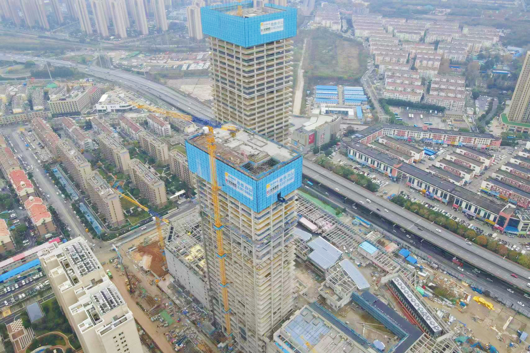 中建三局承建的南京燕子磯萬象商業(yè)G29C地塊項(xiàng)目全面封頂