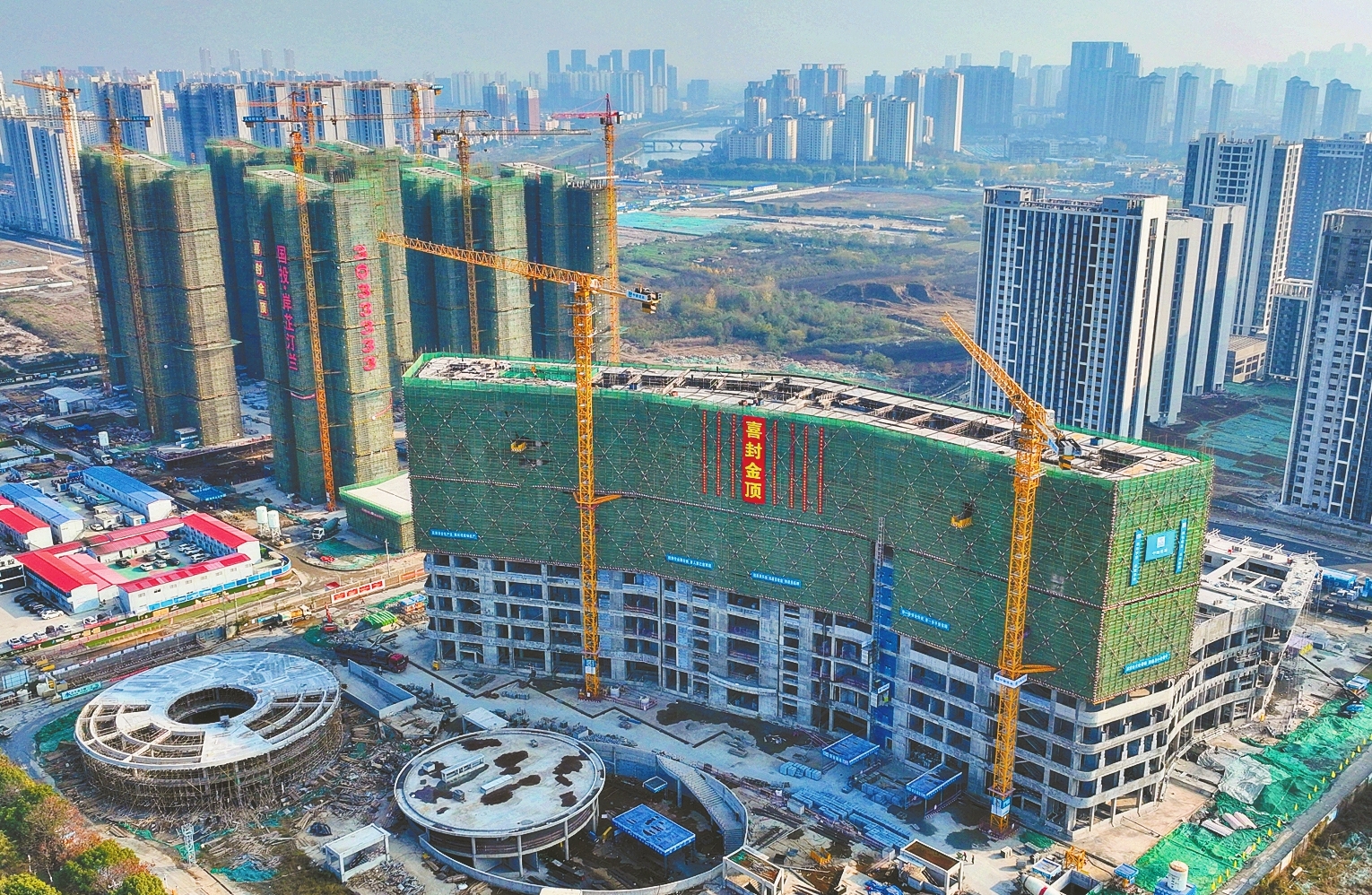 中建二局承建的湖北省襄陽市兒童醫(yī)院項(xiàng)目全面封頂