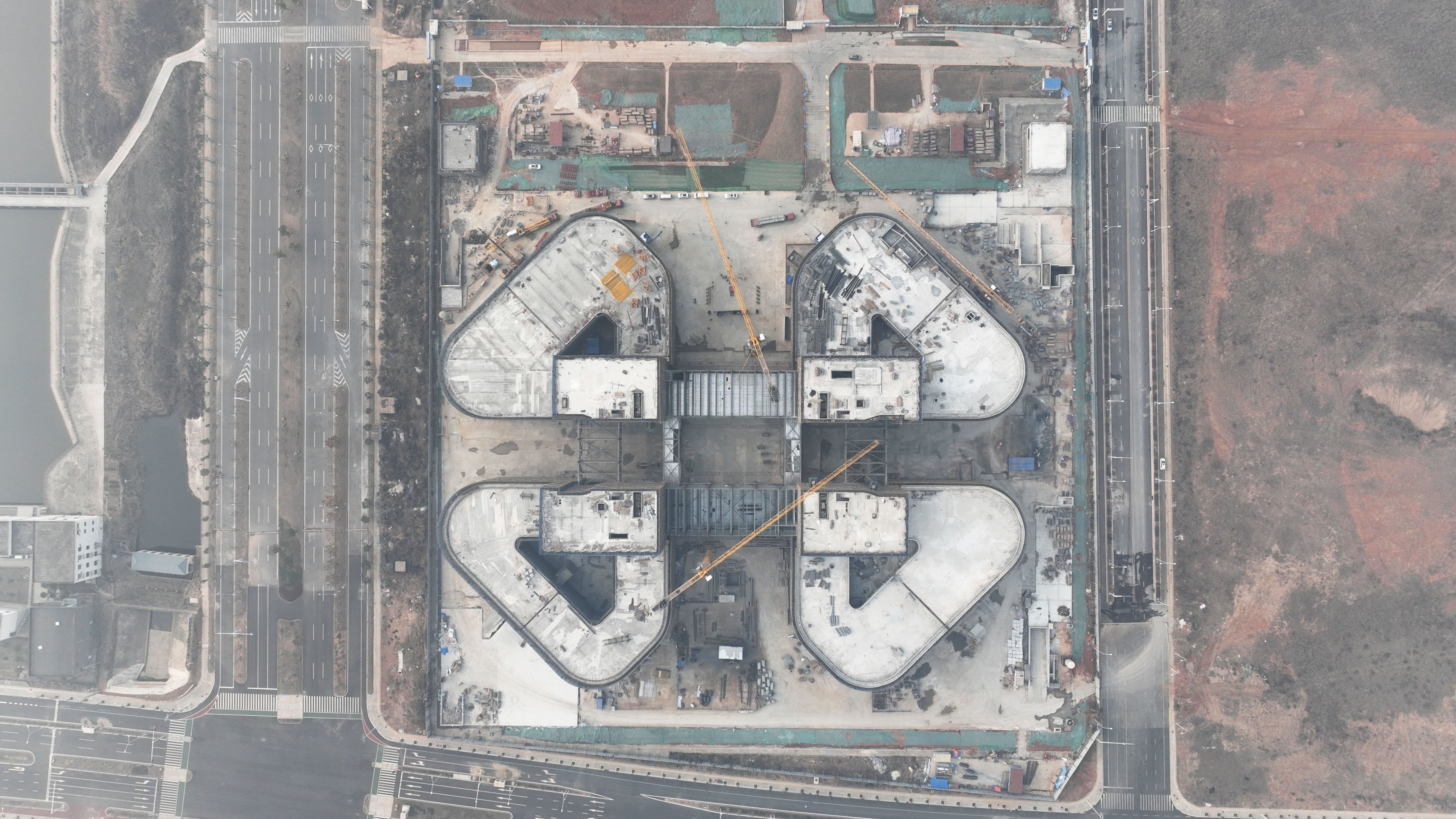 中建八局承建的武汉路特斯全球总部智造中心一期项目主体结构封顶