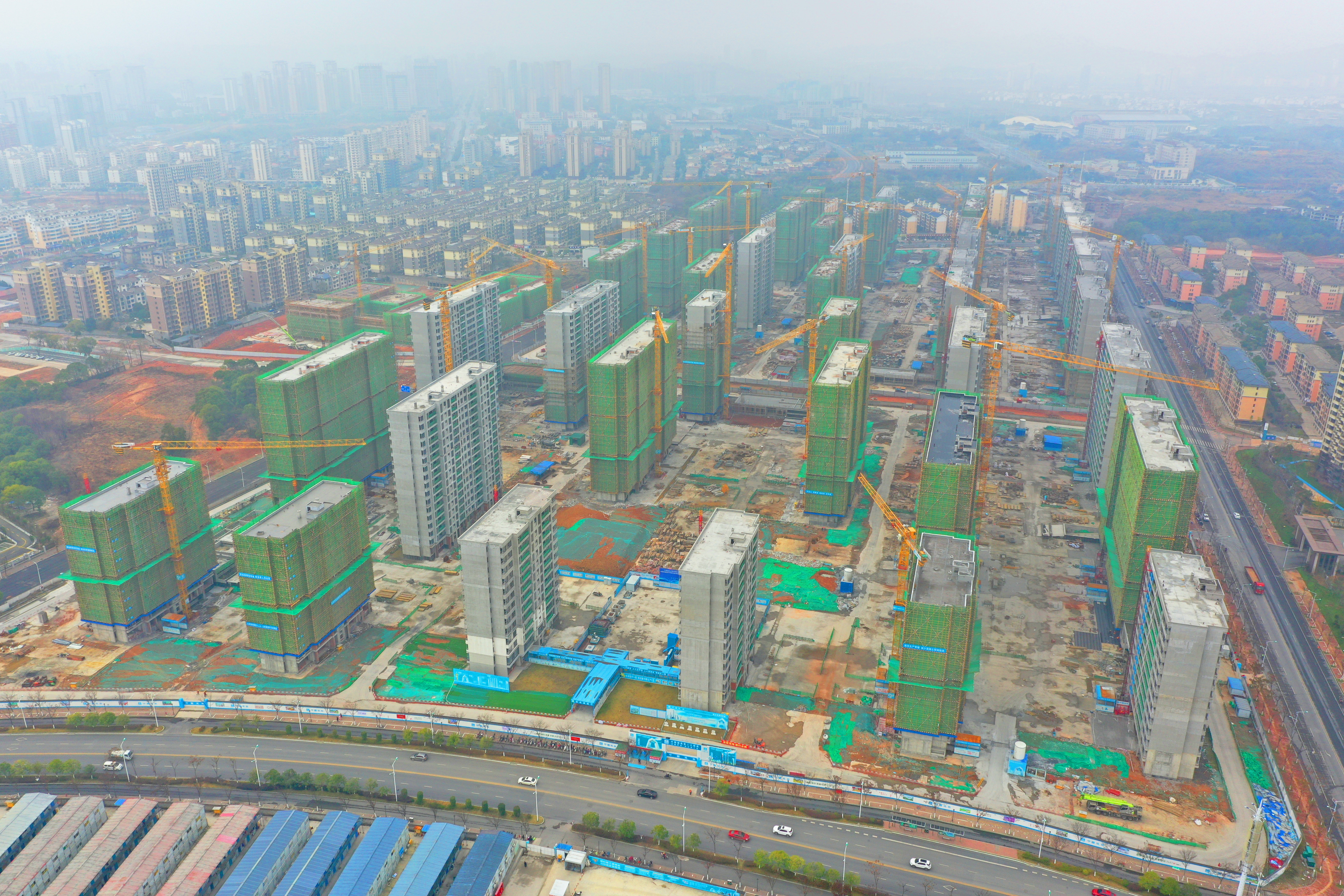中建二局承建的江西帶湖·陽光城項(xiàng)目全面封頂