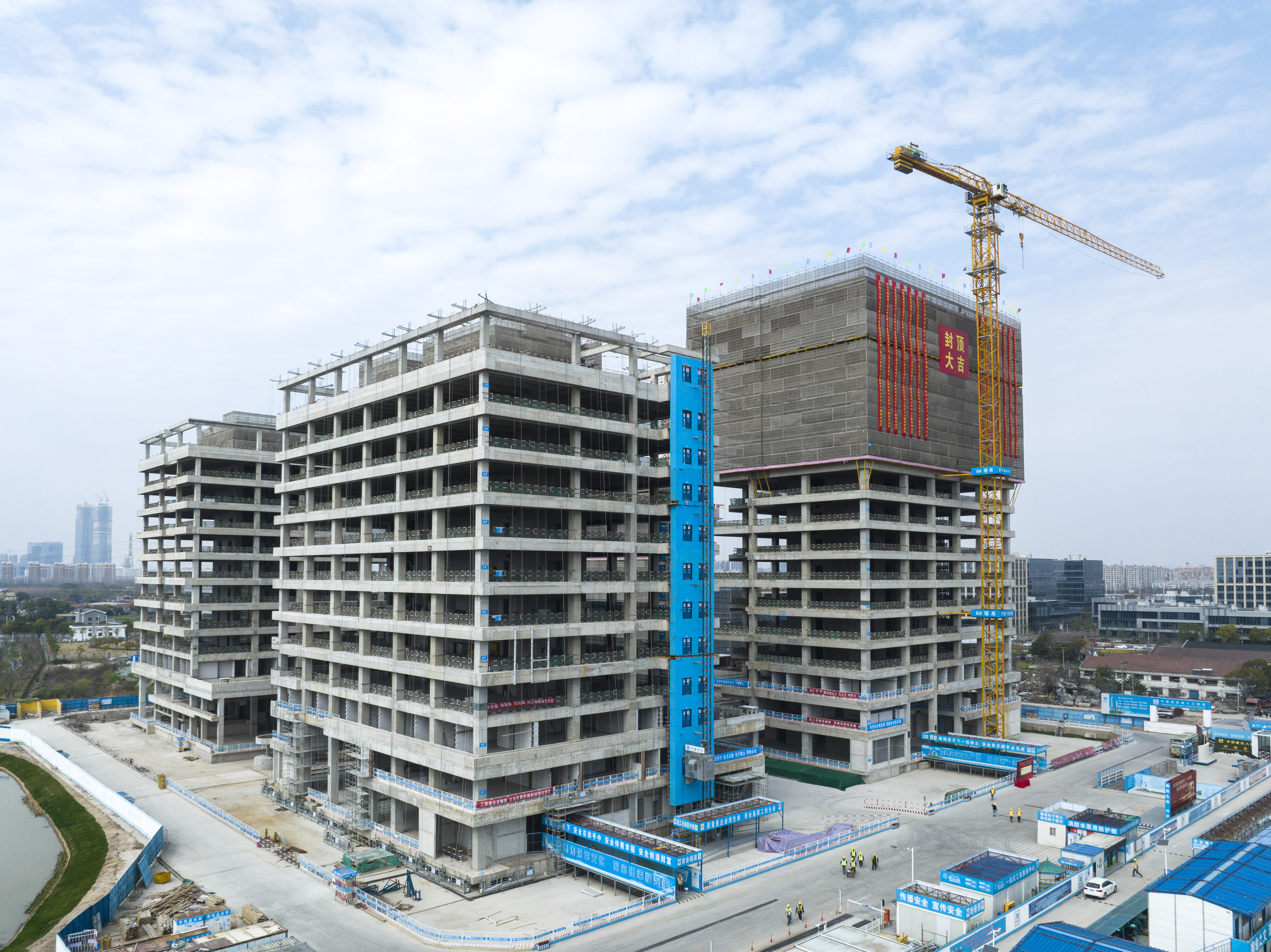 中建八局承建的同濟(jì)大學(xué)上海自主智能無人系統(tǒng)科學(xué)中心項(xiàng)目全面封頂