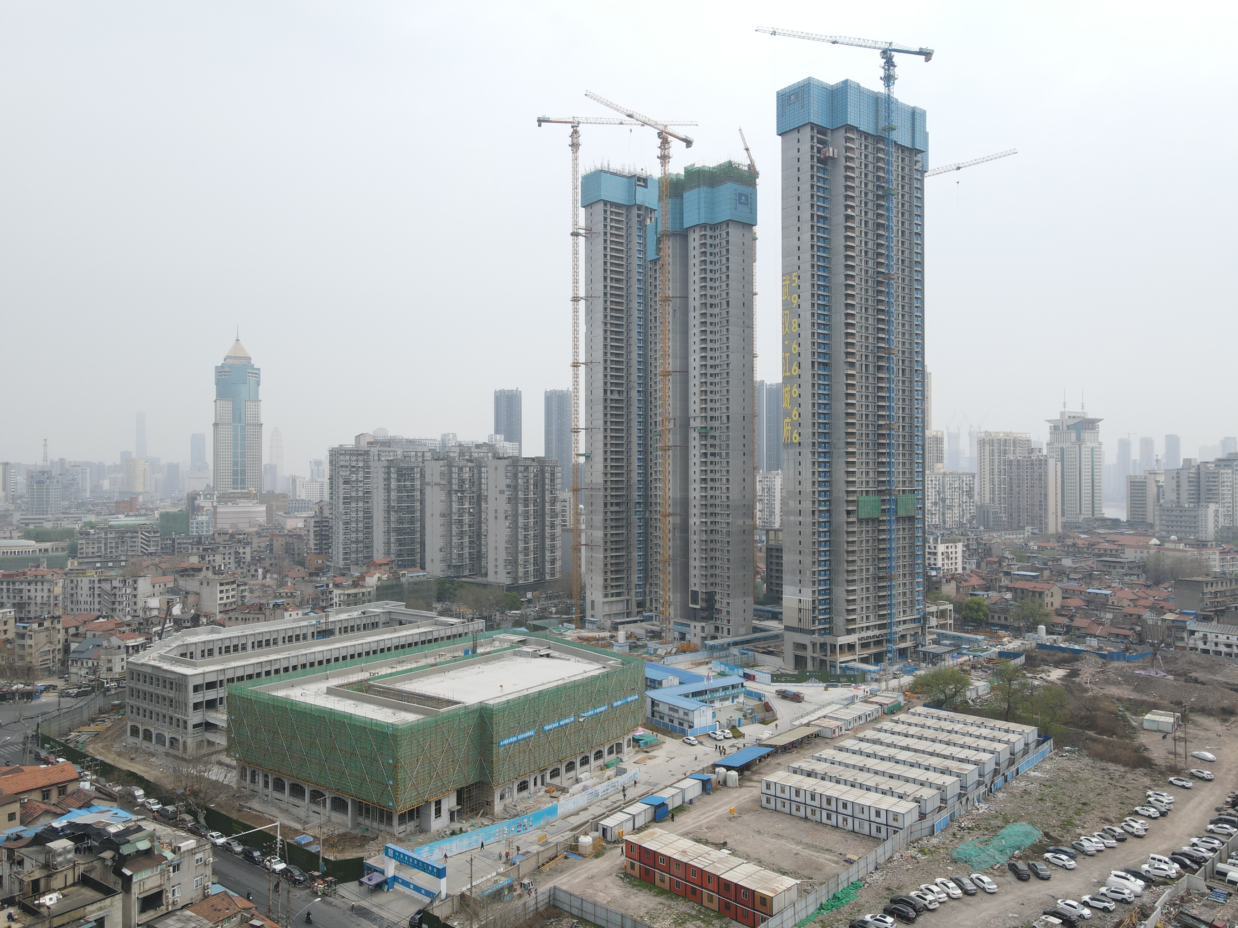 中建三局承建的武漢嘉里項目學(xué)校及住宅總承包工程主體結(jié)構(gòu)全面封頂