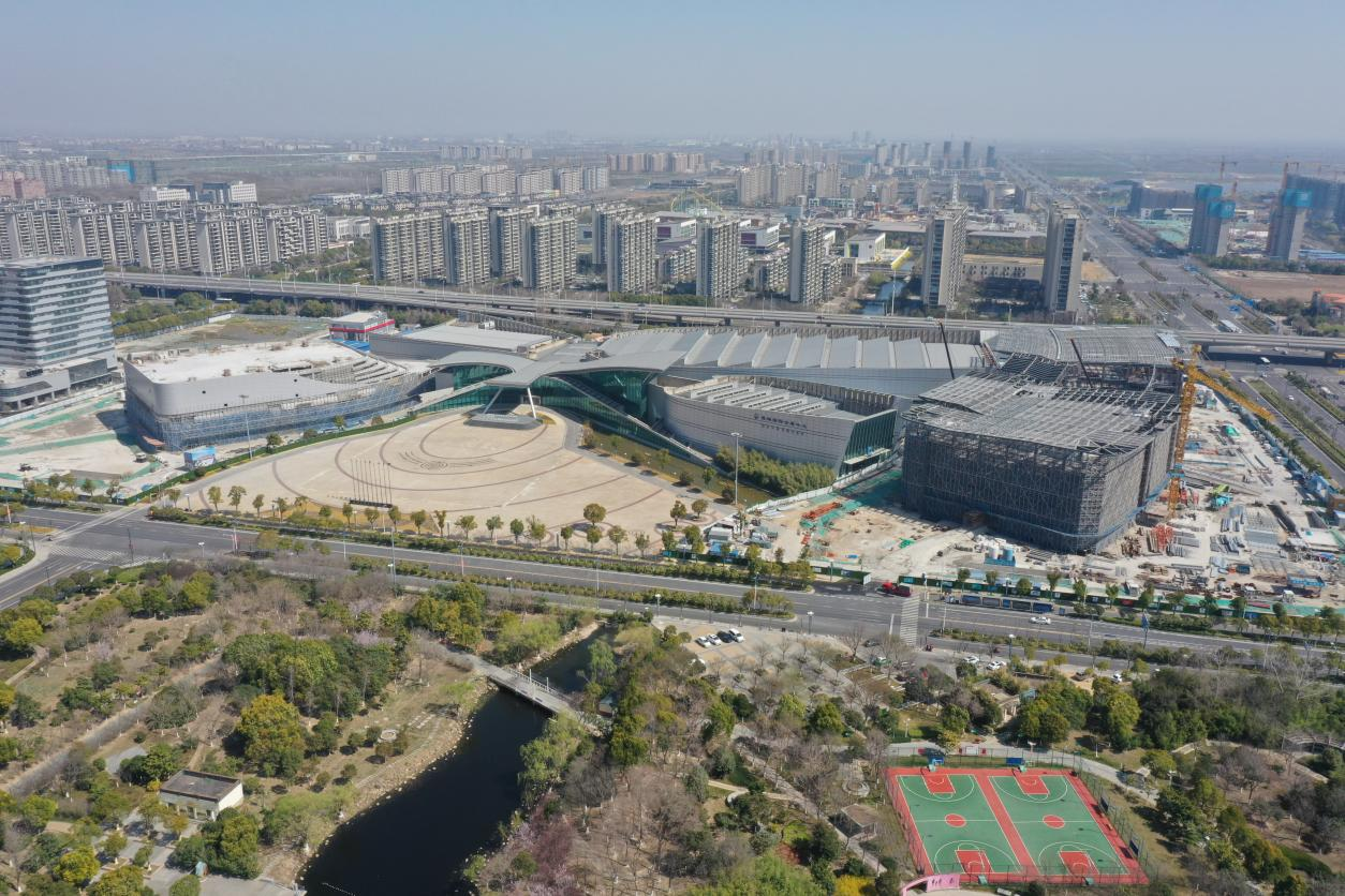 中建安裝承建的江蘇鹽城國(guó)際會(huì)展中心改擴(kuò)建工程EPC總承包項(xiàng)目主體結(jié)構(gòu)封頂