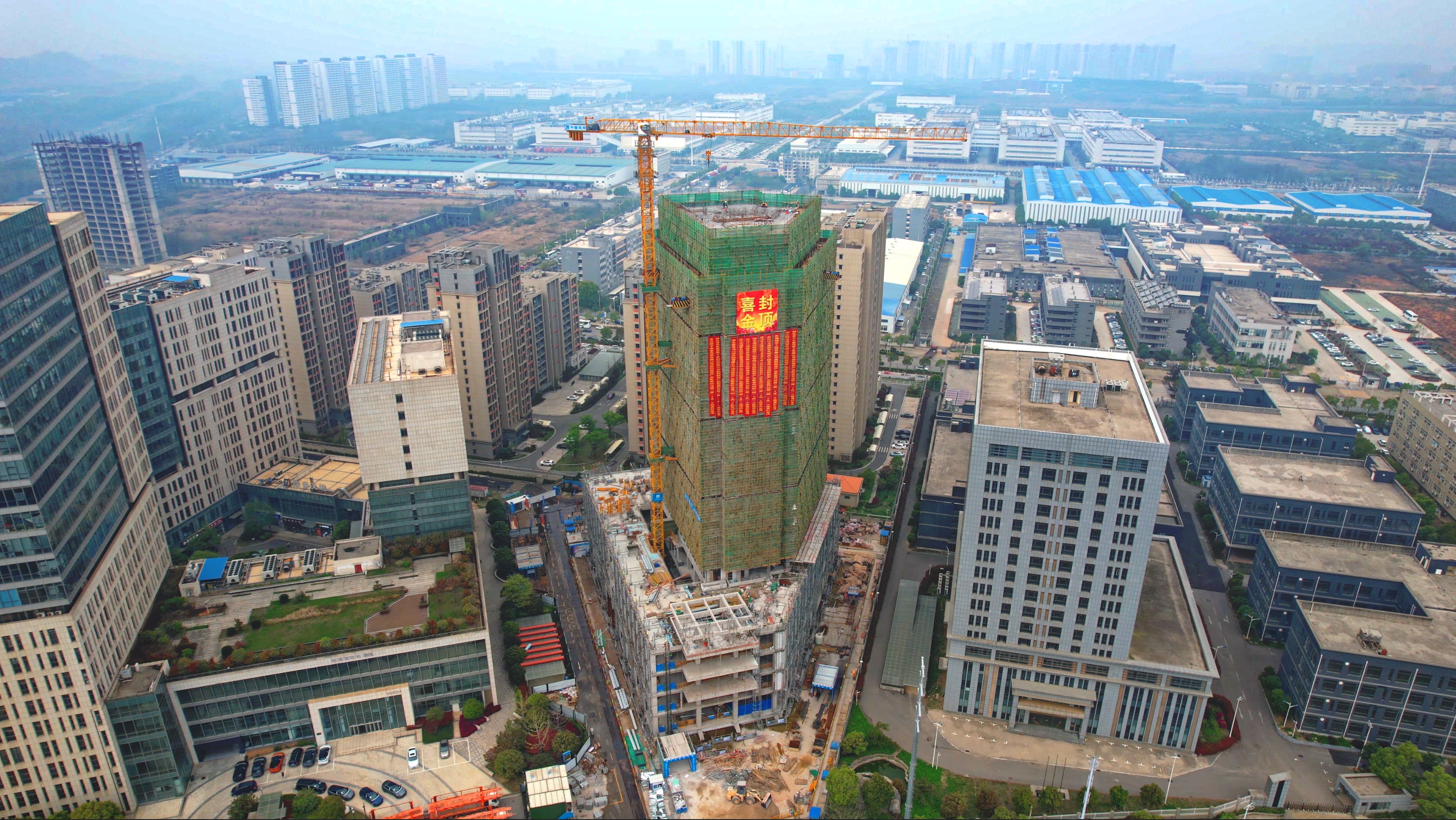 中建三局承建的武漢東湖綜合保稅區(qū)產(chǎn)業(yè)配套科技園二期（Ⅱ區(qū)）項(xiàng)目主體結(jié)構(gòu)封頂