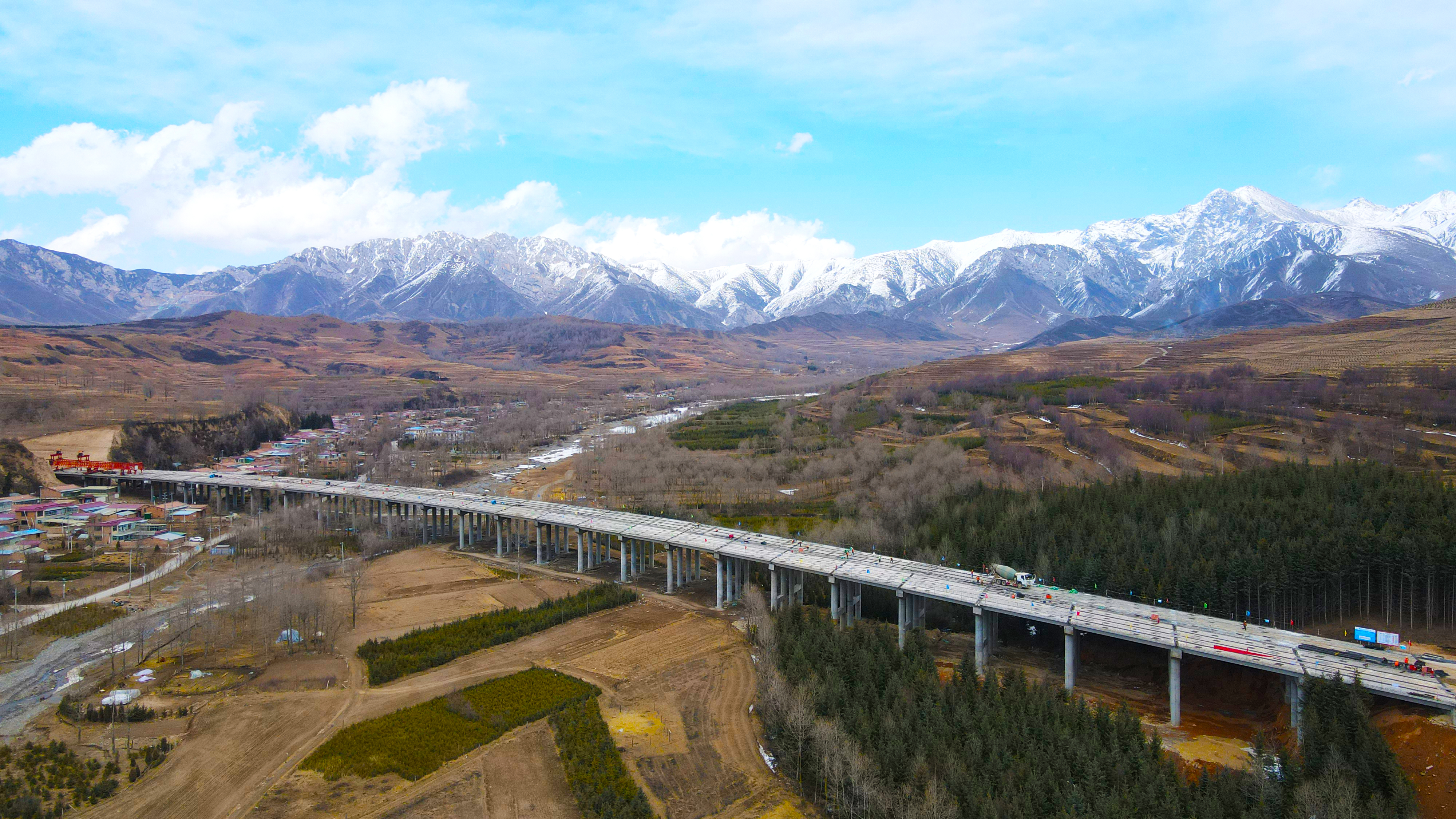 中建二局承建的青海加西公路項目柏木峽大橋和小樺林大橋順利貫通