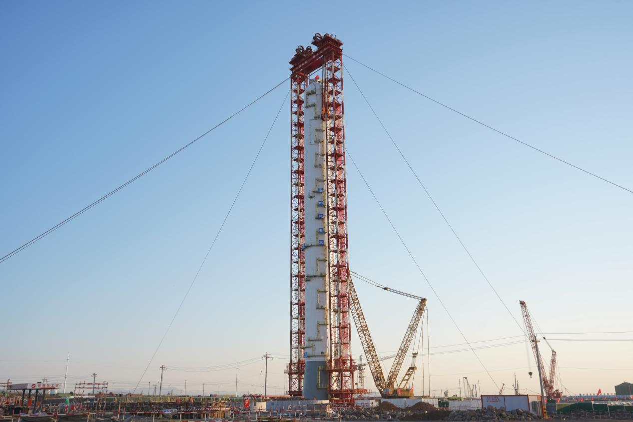 【中建安装投稿官网】中建安装承建的年产90万吨丙烷脱氢总承包项目成功吊装全球最高丙烷丙烯分离塔.png