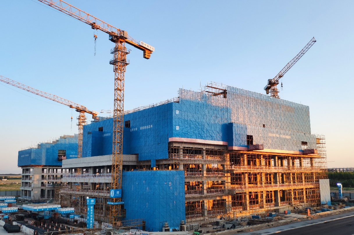中建装置承建的河北航空大兴机场廊坊运营基地项目主体结构封顶