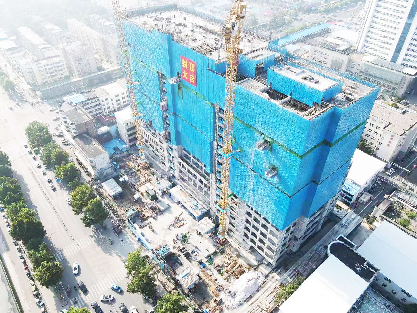 中建三局承建的漯河市中心醫(yī)院項(xiàng)目主體結(jié)構(gòu)封頂