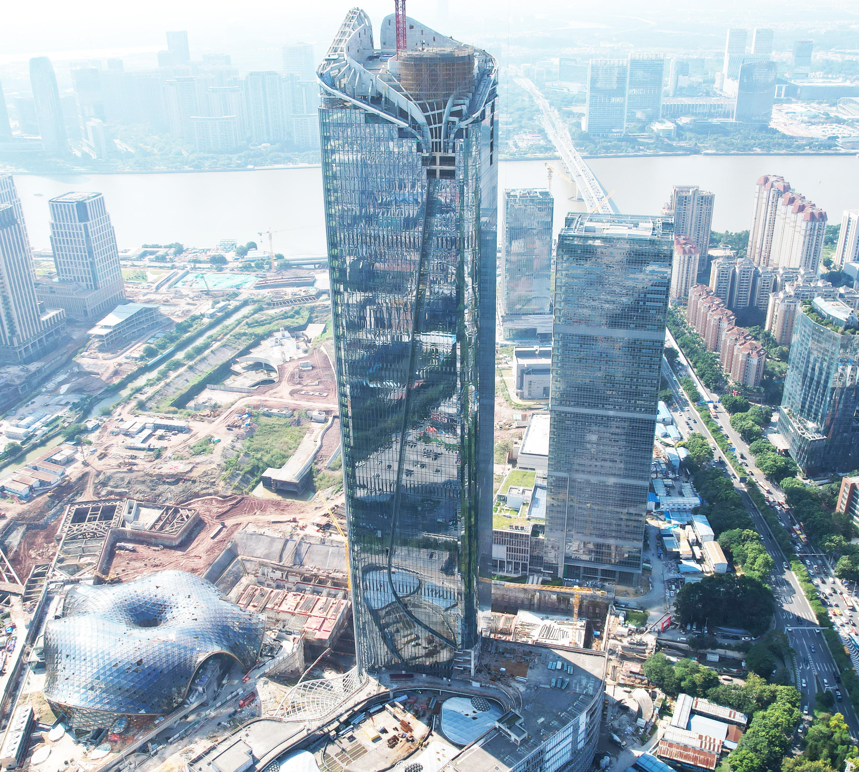 中建四局承建的廣州國際金融城項(xiàng)目主體結(jié)構(gòu)封頂