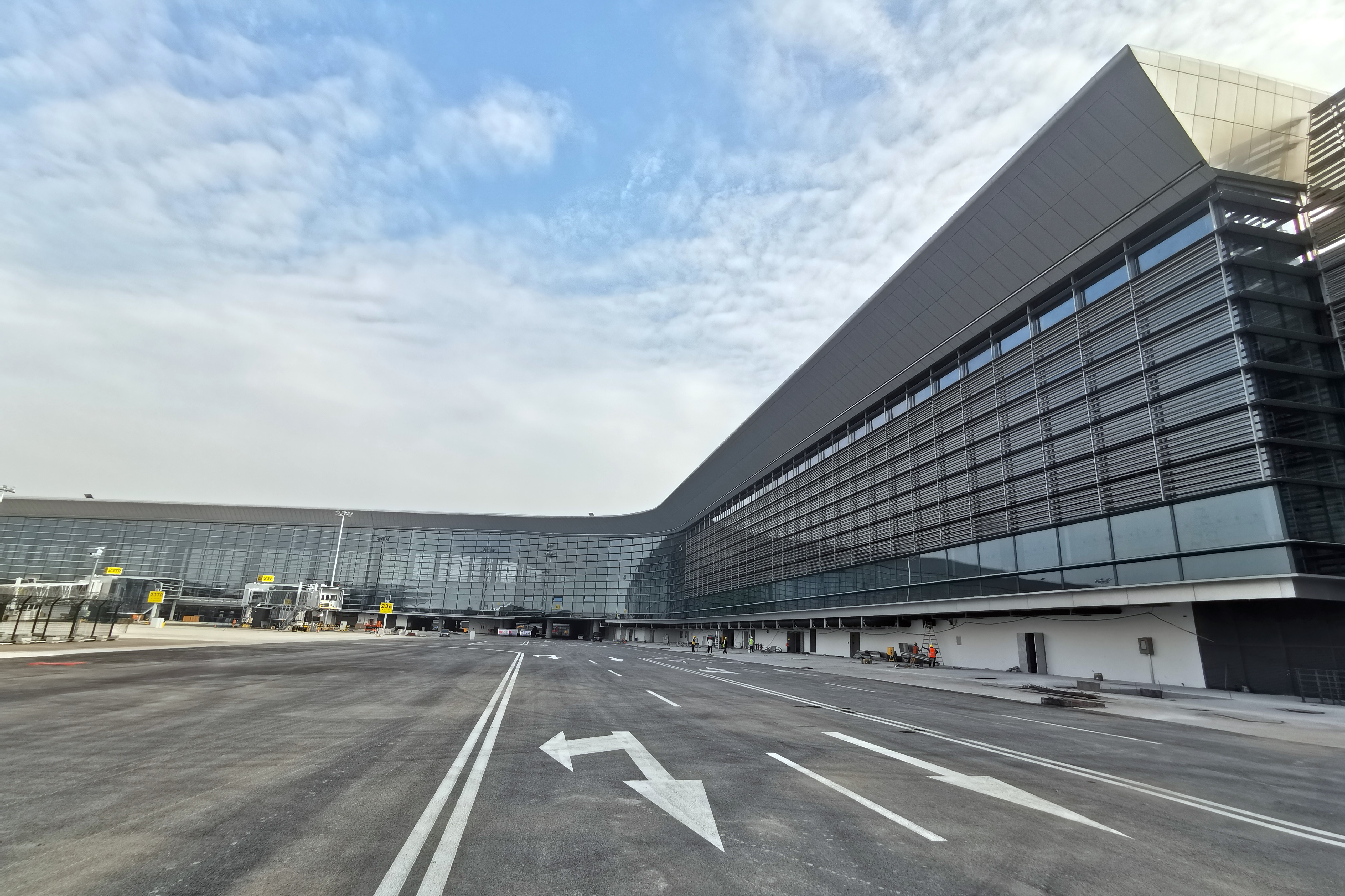 中建八局廣東省廣州白云國際機場三期擴建工程西四指廊項目順利通過竣工驗收