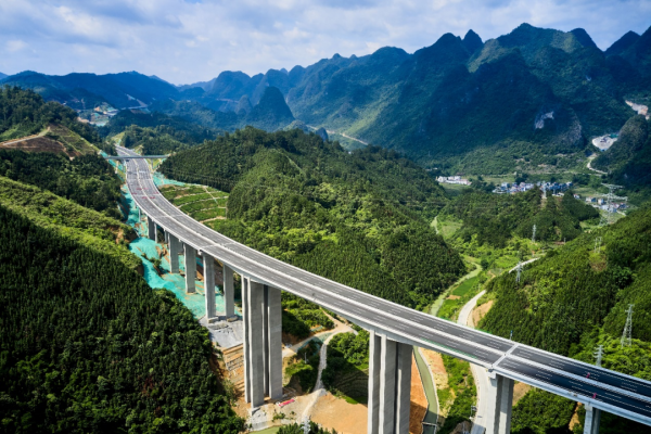 中建鐵投參建的天巴高速公路正式通車