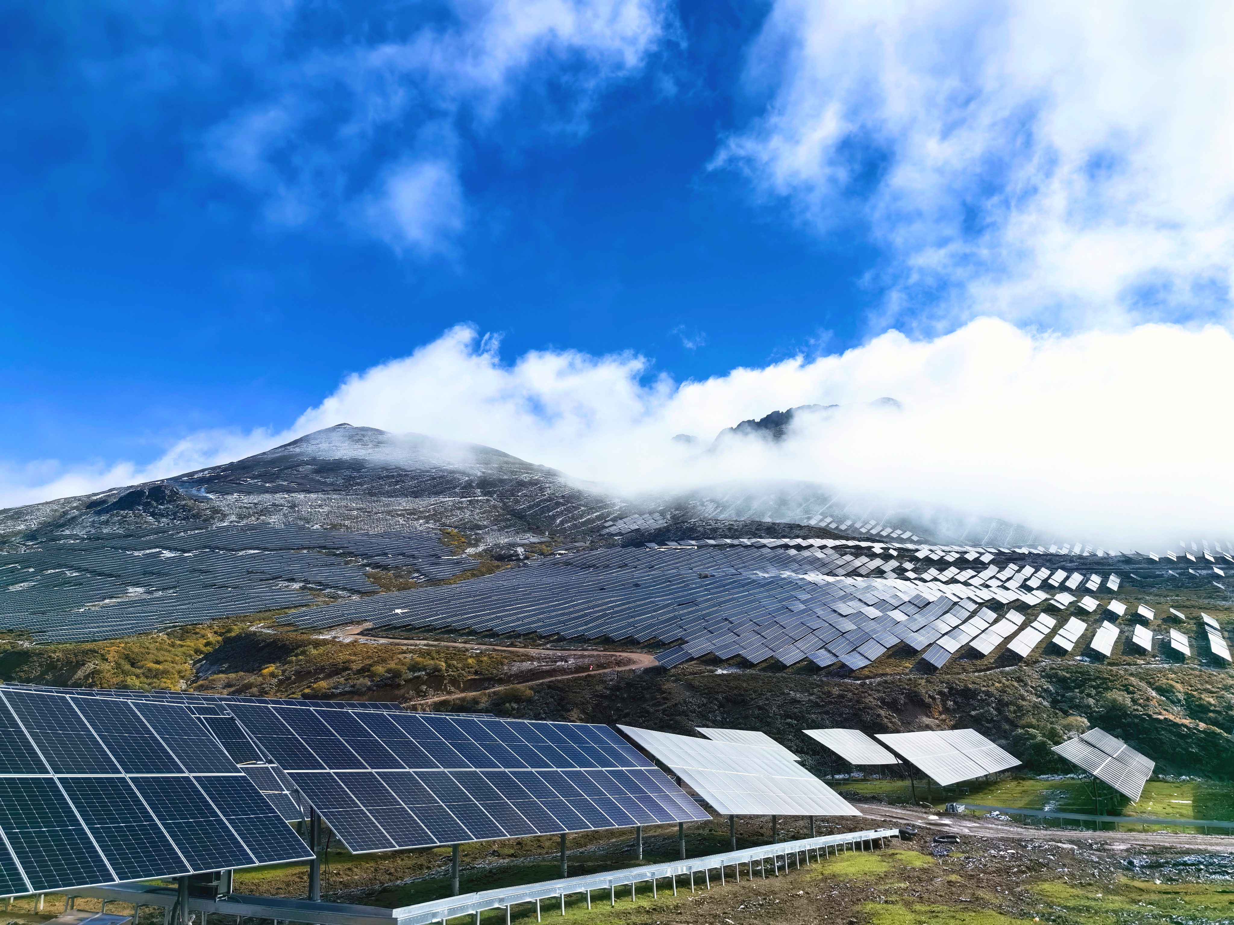 配图2：由中建二局承建的四川凉山卡基娃水电站水光互补210MW光伏项目全面并网投产.jpg