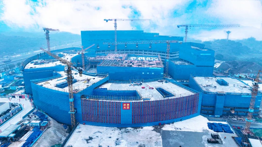 中建一局承建的重慶市第四人民醫(yī)院科學城院區(qū)一期主體結構封頂