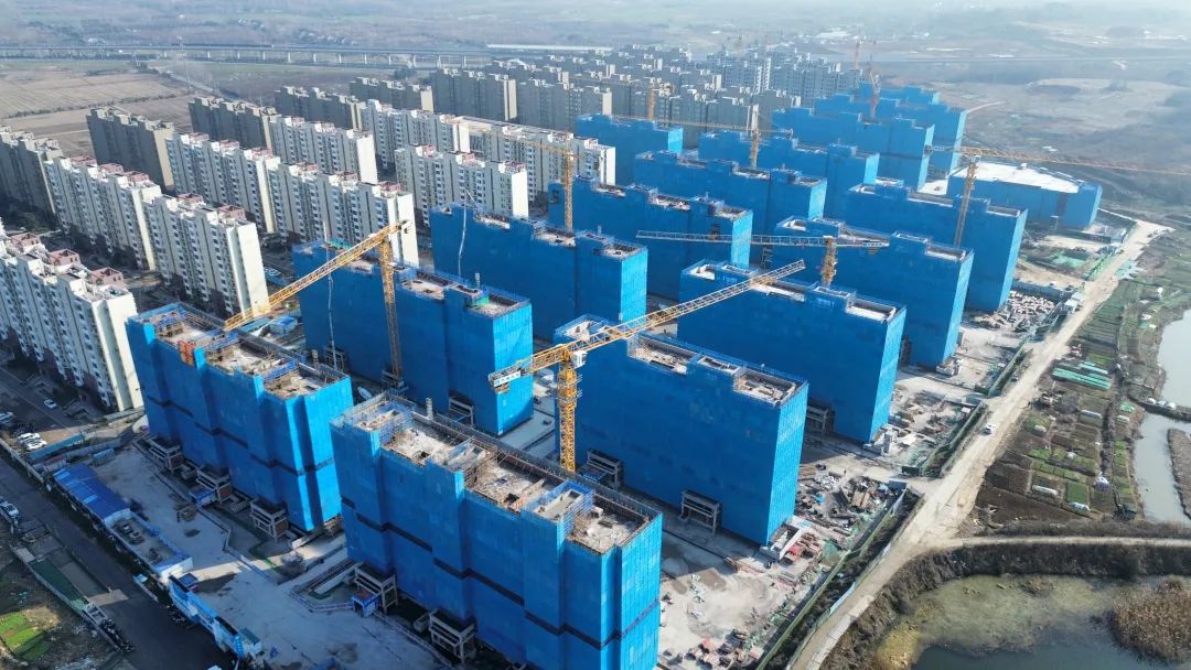 中建一局承建的南京浦口康居林山雅苑三期安置房項(xiàng)目全面封頂