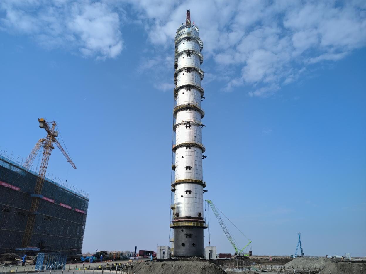 中建安裝參建的浙江圓錦年產(chǎn)75萬噸丙烷脫氫項(xiàng)目丙烯丙烷分離塔完成合攏