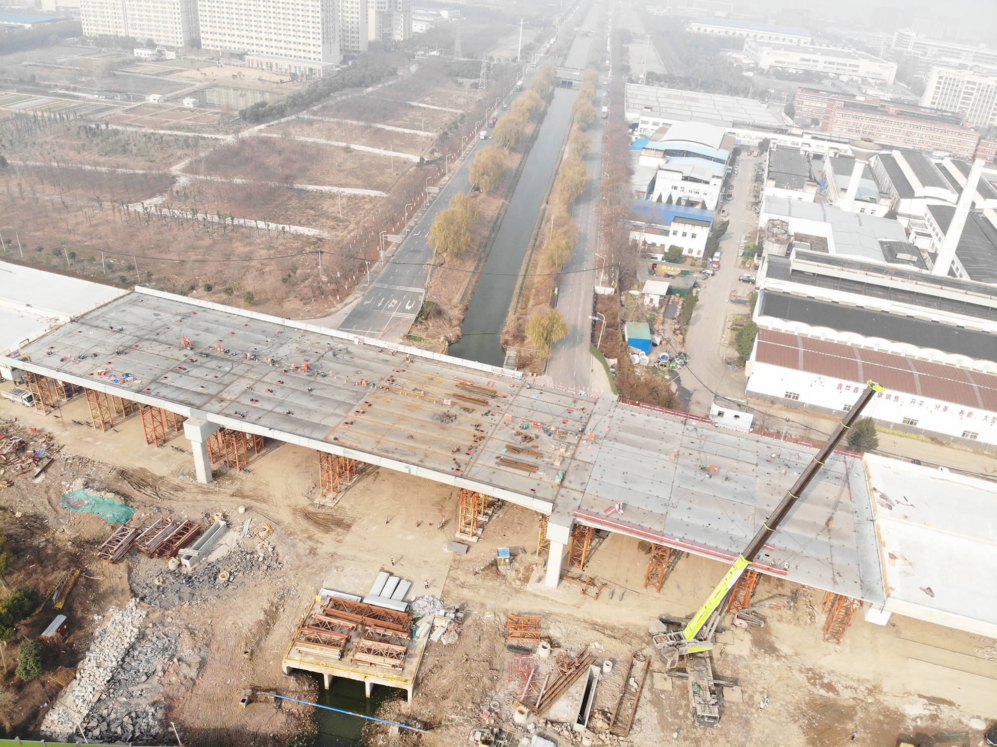 中建三局承建的G107武漢市東西湖段快速化改造提升工程（二標段）主橋全線貫通