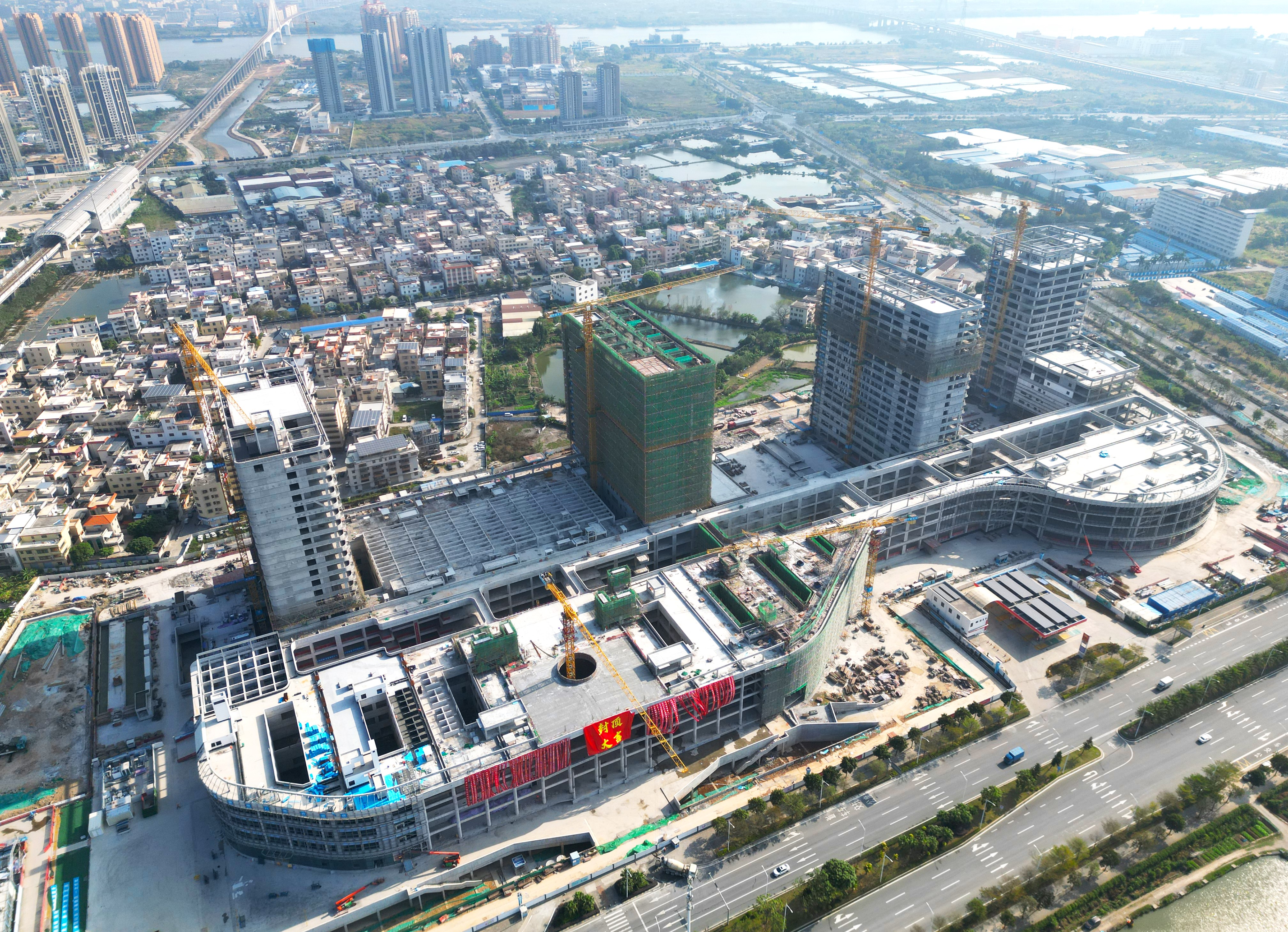 中建八局承建的广东江门市中心医院新院区项目封顶