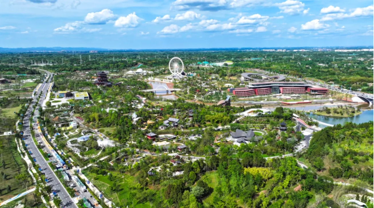 【塑強房建首位優(yōu)勢】成都世園會開幕！中建集團與四海賓朋共赴繁花之約