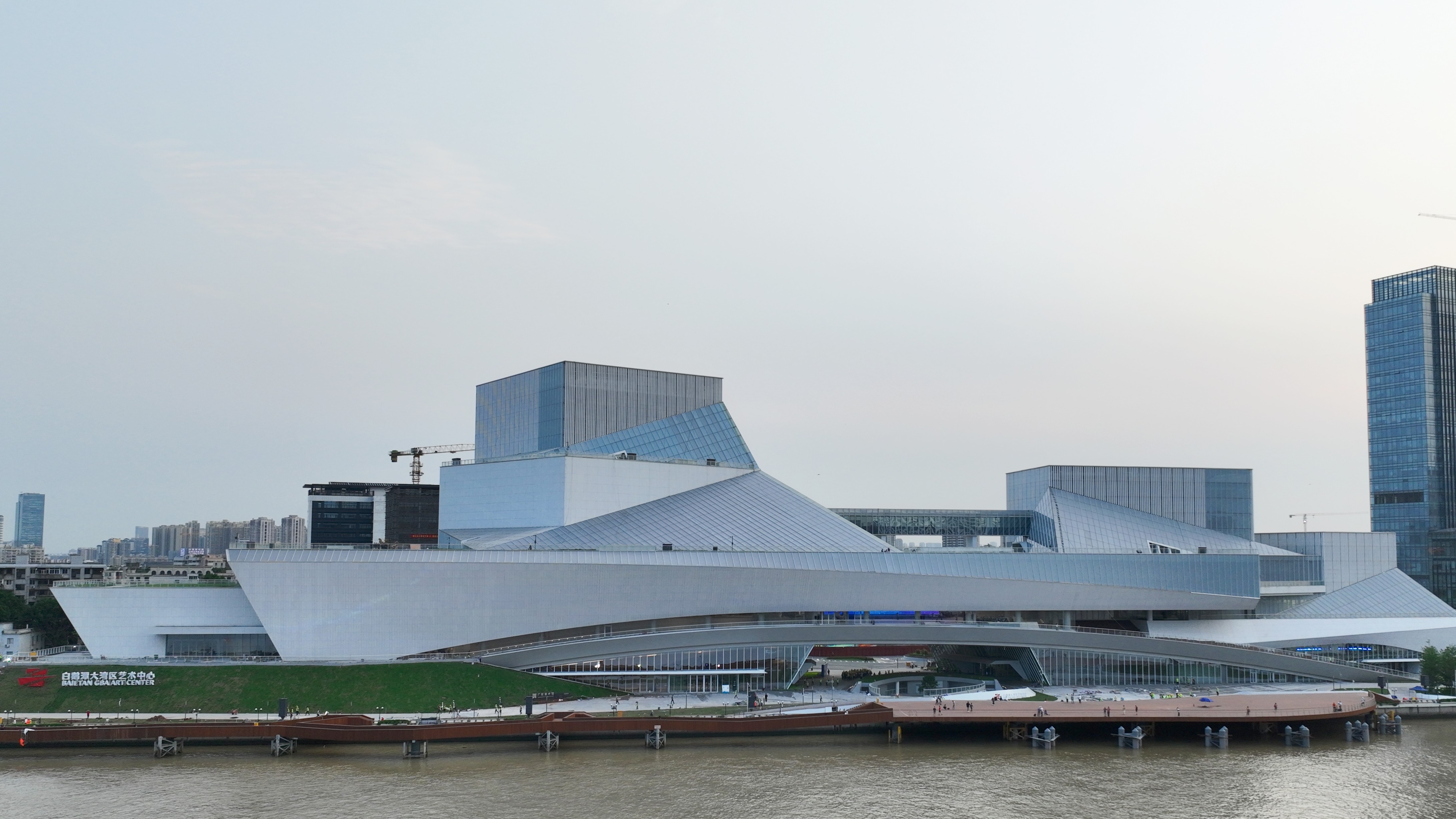 中建三局承建的廣州白鵝潭大灣區(qū)藝術(shù)中心正式開館