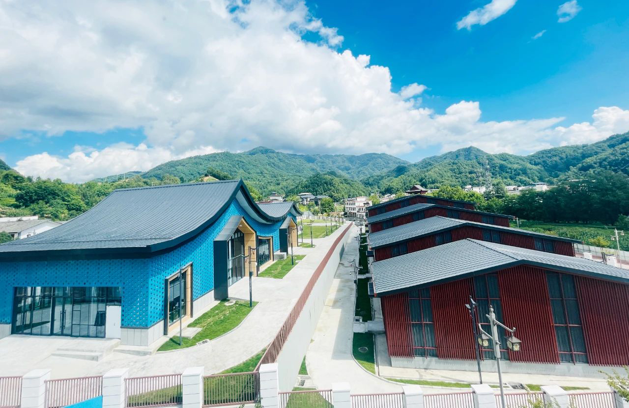 中建一局承建的康縣陽壩山泉水生產(chǎn)基地工程運營投產(chǎn)