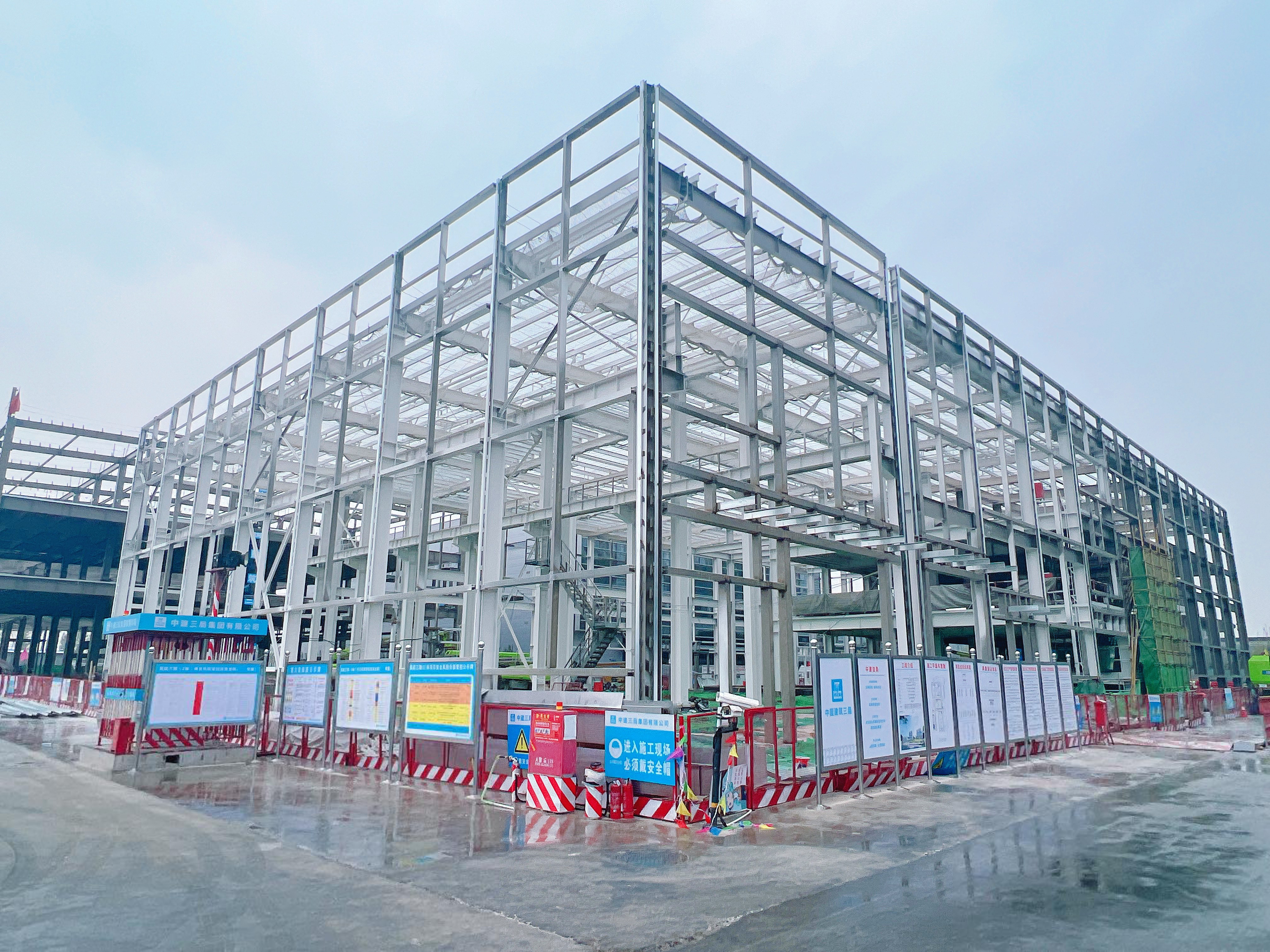 中建三局承建的北京大興國際氫能示范區(qū)南區(qū)三期項目（二標段）主體結(jié)構(gòu)全面封頂