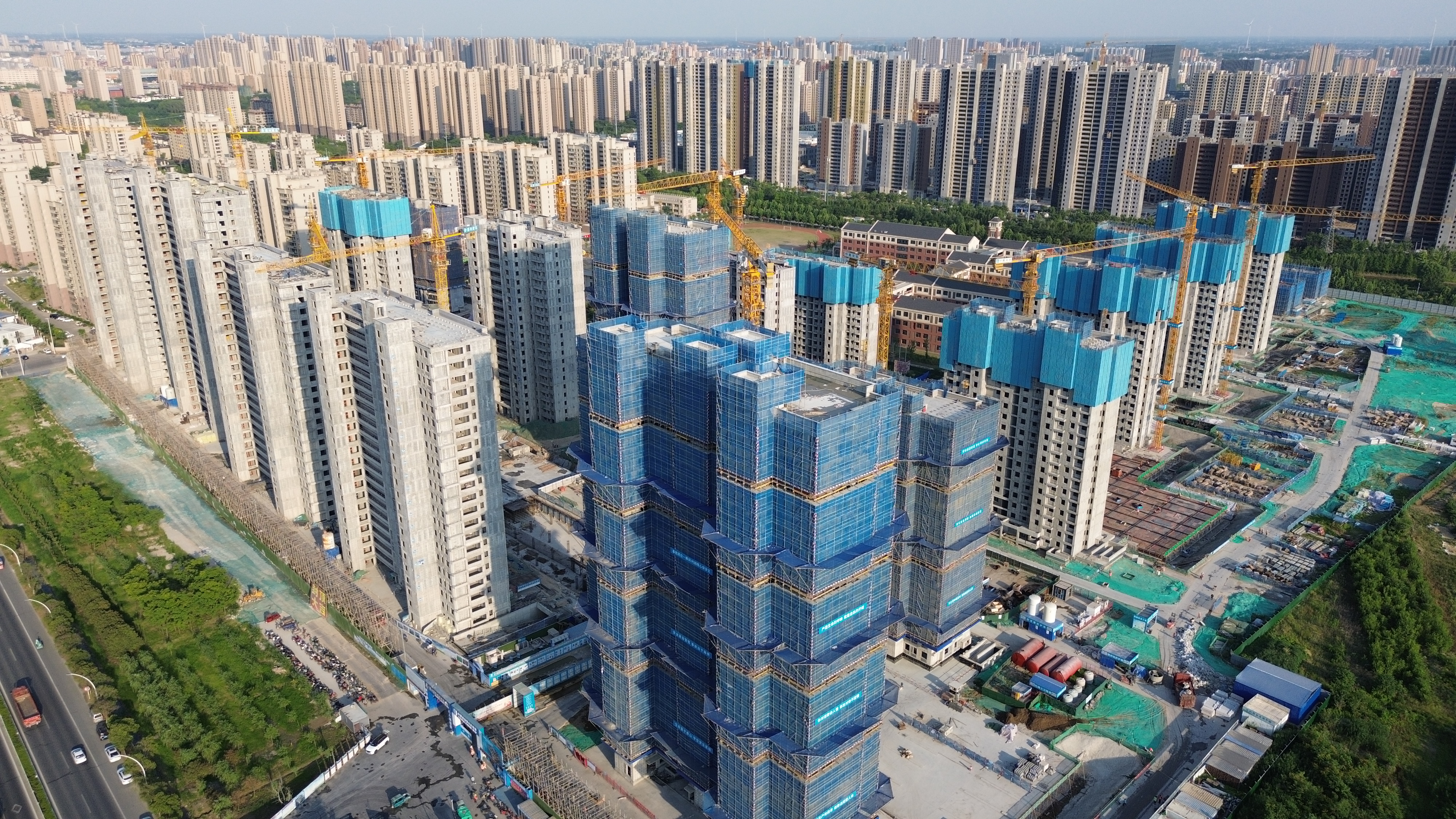 中建二局承建的江蘇徐州新城區(qū)二小周邊地塊安置房項目全面封頂