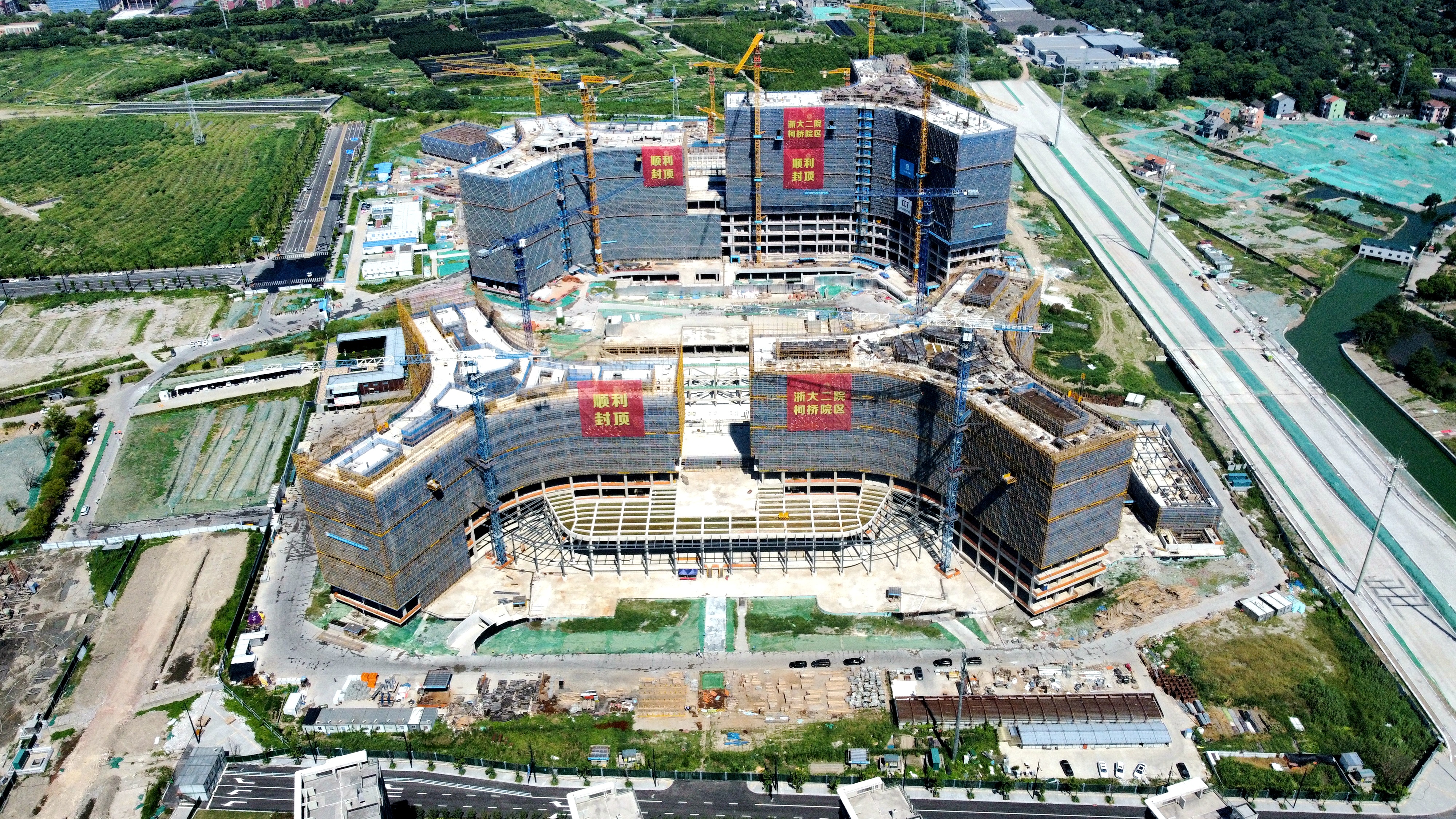 浙大二院柯桥院区项目封顶.jpg