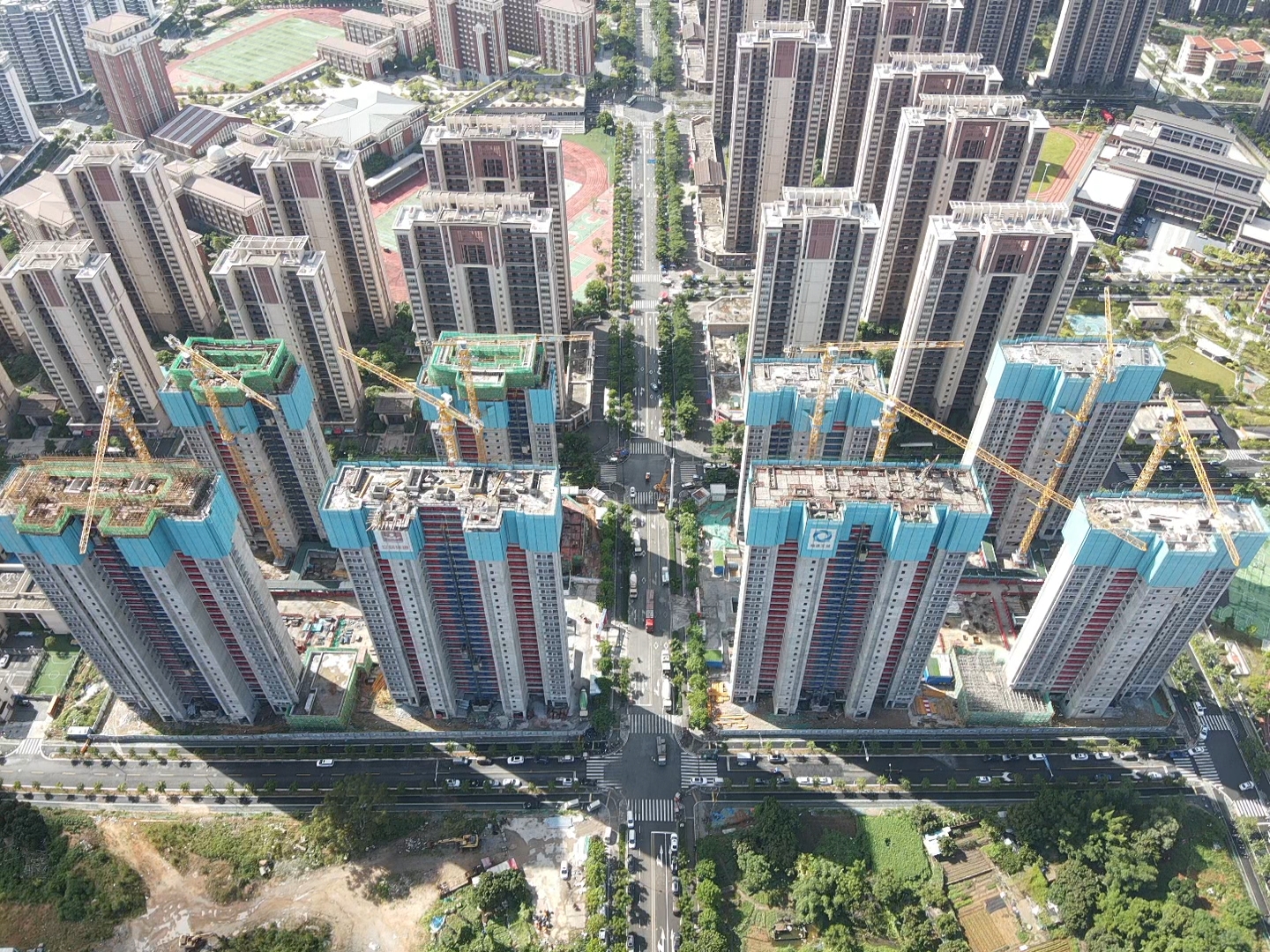 中建四局承建的厦门马銮湾保证房地铁社区二期项目全面封顶